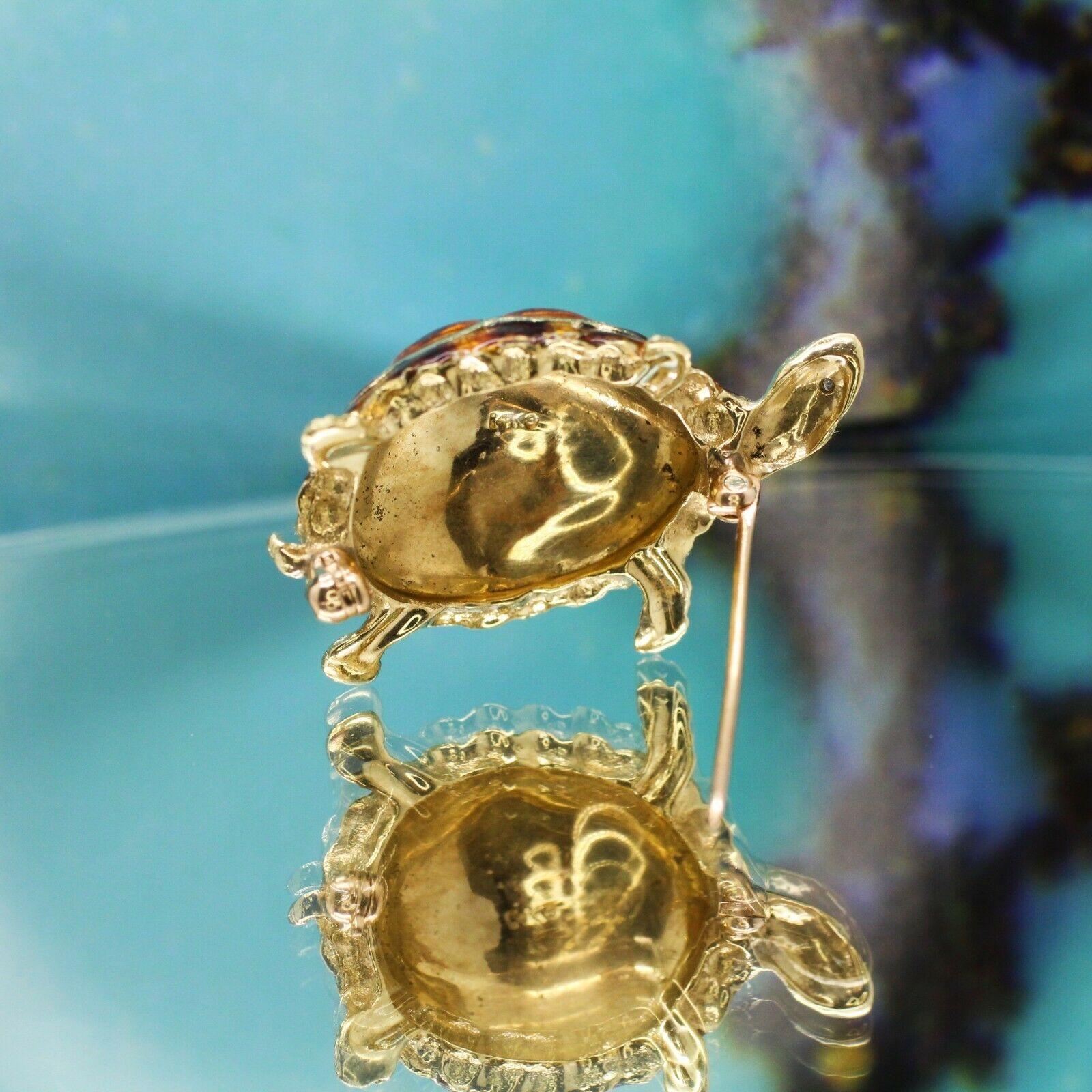 Contemporain Broche tortue en or jaune 14 carats avec yeux en diamant taille unique en vente
