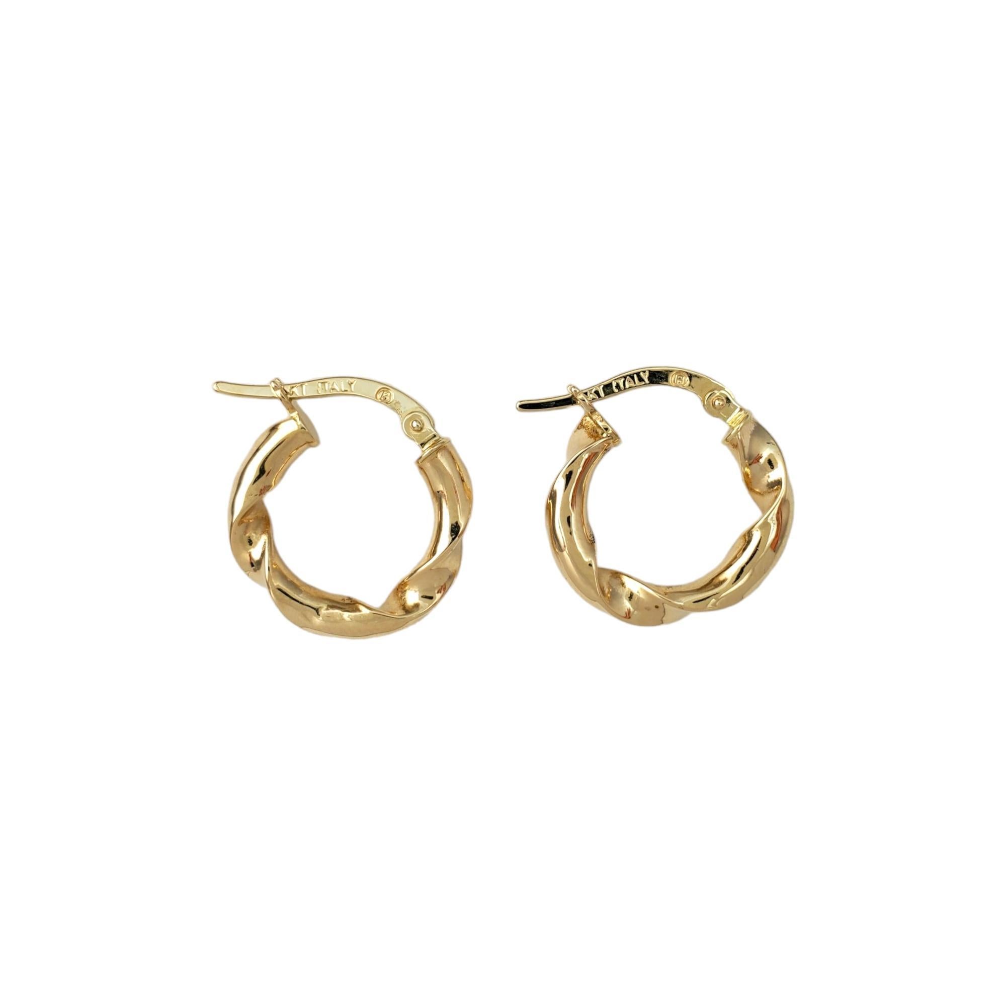 14K Yellow Gold Twist Hoop Earrings 

Elevate your style with a twist! 

Size:  17.5 mm X 2.8 mm X 2.5 mm

Weight:  0.7 dwt. /  1.2 gr.

Marked: 14KT ITALY 

Very good condition, professionally polished.

Will come packaged in a gift box or pouch