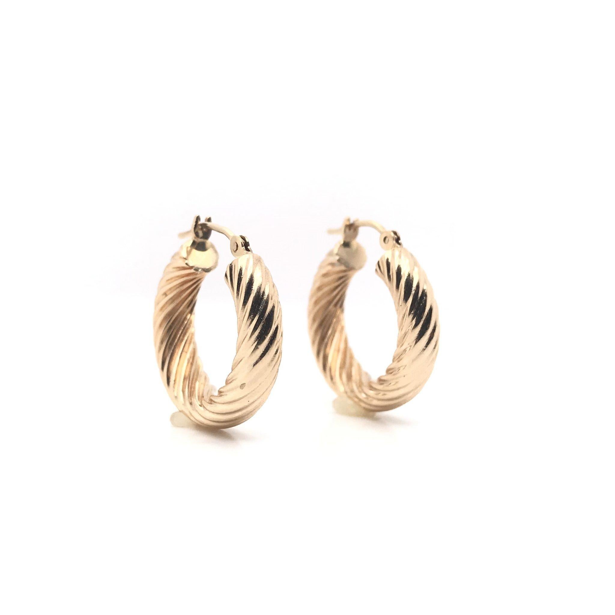 14K Yellow Gold Twist Hoop Earrings In Good Condition In Montgomery, AL