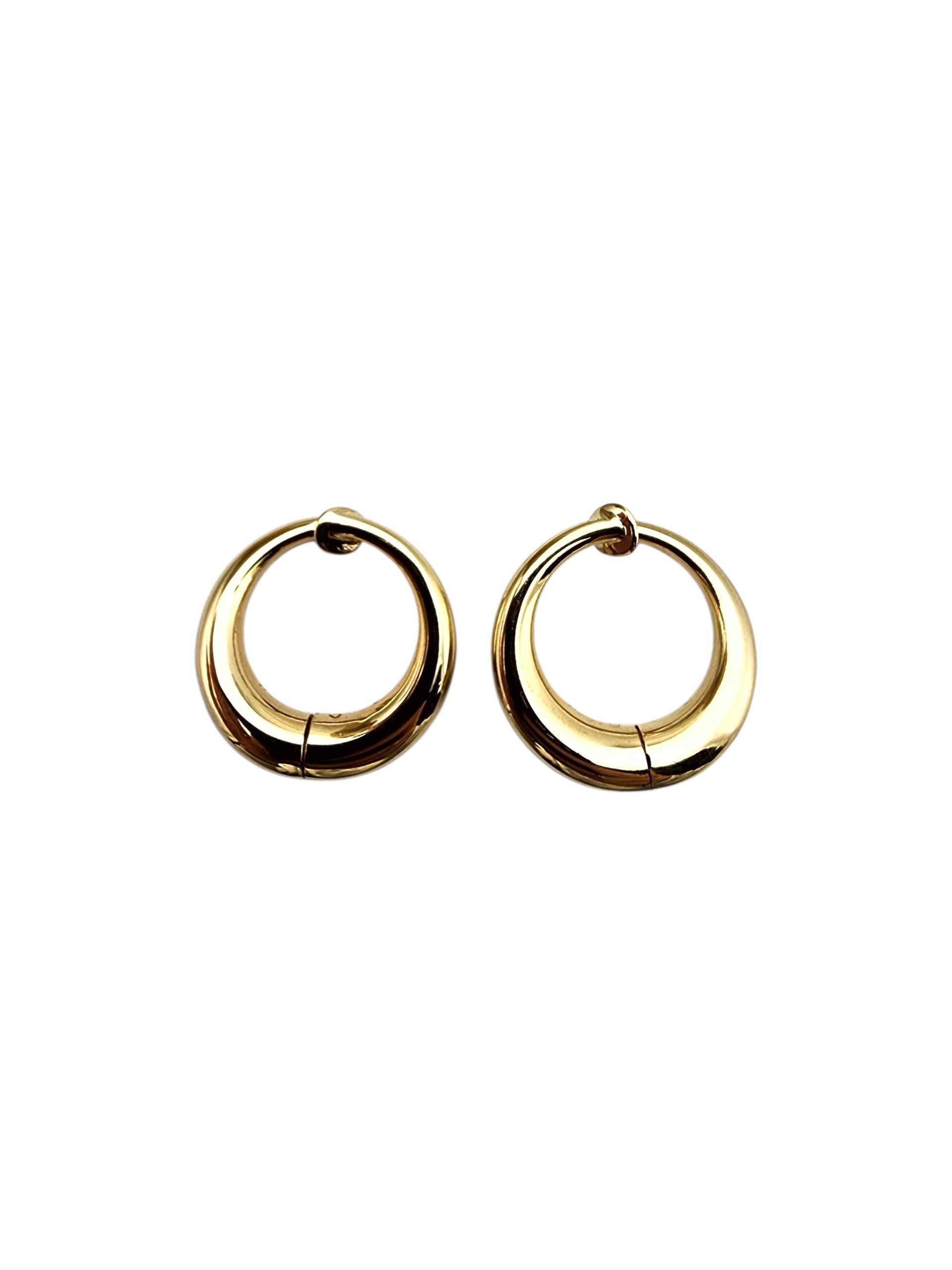 Pendientes de aro abierto en oro amarillo de 14 quilates - Twist

Pendientes de aro con bisagra de calidad en oro amarillo de 14 quilates: clásicos, pulidos y perfectos para la elegancia cotidiana.

Tamaño: 23,5 mm x 5,7 mm x 5,7 mm

Peso: 8,2 g./