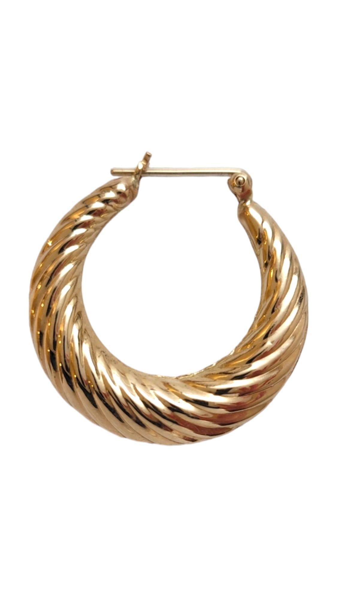 14K Yellow Gold Twist Ribbed Hoop Earrings #18107 In Good Condition For Sale In Washington Depot, CT