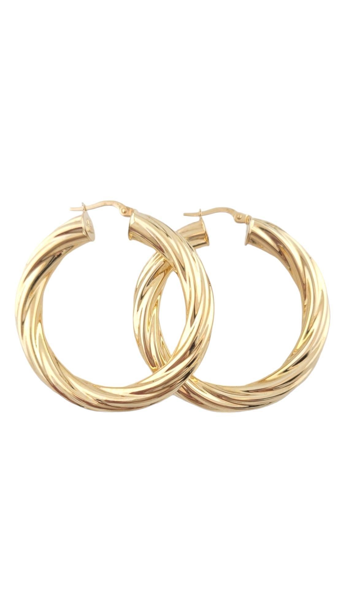 Vintage 14K Yellow Gold Twisted Circle Hoop Earrings 

This gorgeous set of circle hoops are crafted from 14K yellow gold and set in a beautiful twisted pattern!

Diameter: 40.87mm
Width: 5.39mm

Weight: 5.0 dwt/ 7.9 g

Hallmark: ITALY 14K

Very