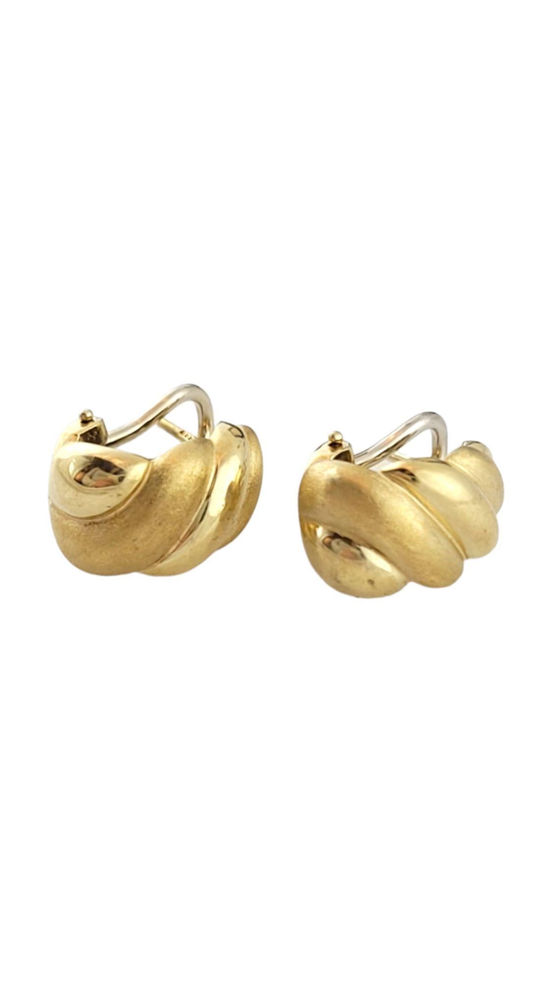 Beautiful set of 14K gold cuff earrings with a gorgeous twist design!

Size: 15.1mm X 9.8mm X 13.4mm

Weight: 5.99 g/ 3.9 dwt

Hallmark: 585

Very good condition, professionally polished.

Will come packaged in a gift box or pouch (when possible)