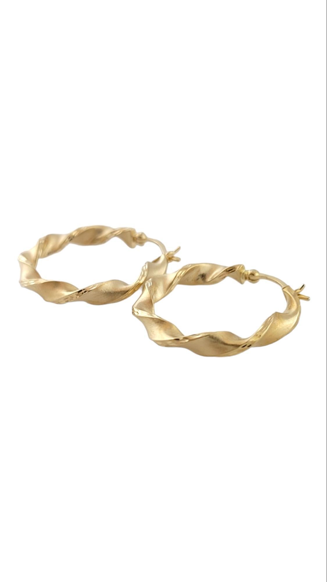 14K Yellow Gold Twisted Hoop Earrings

Gorgeous set of 14K gold hoop earrings in a beautiful, twisted design!

Diameter: 25.74mm / 1.01