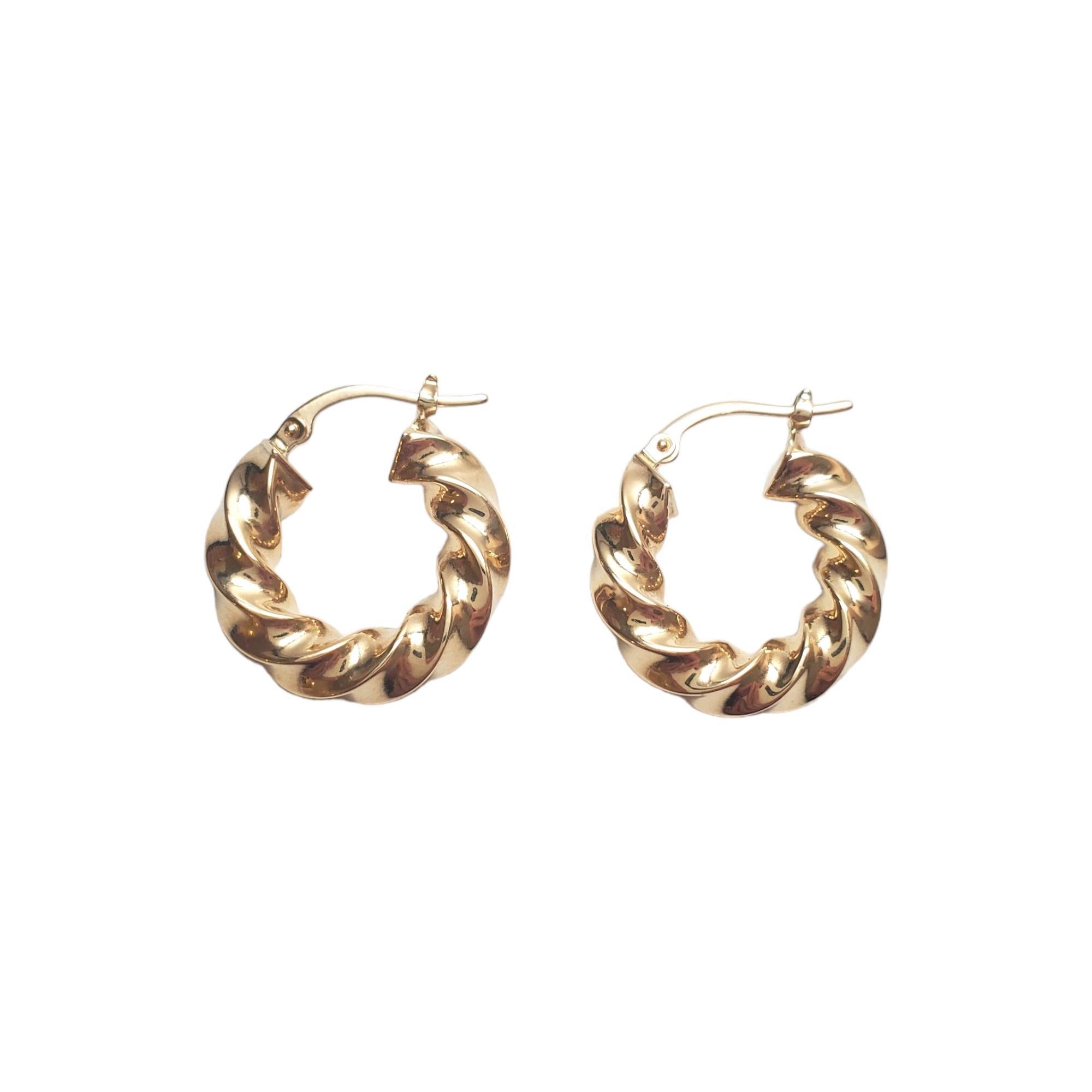 Anneaux torsadés en or jaune 14K - 

Ces boucles d'oreilles classiques présentent un magnifique motif torsadé. 

Taille : 20.55mm X 5mm

Poids : 1,76 dwt/ 2,73 g

Poinçon : ITALIE 14KT 

Très bon état, polissage professionnel.

Il sera emballé dans