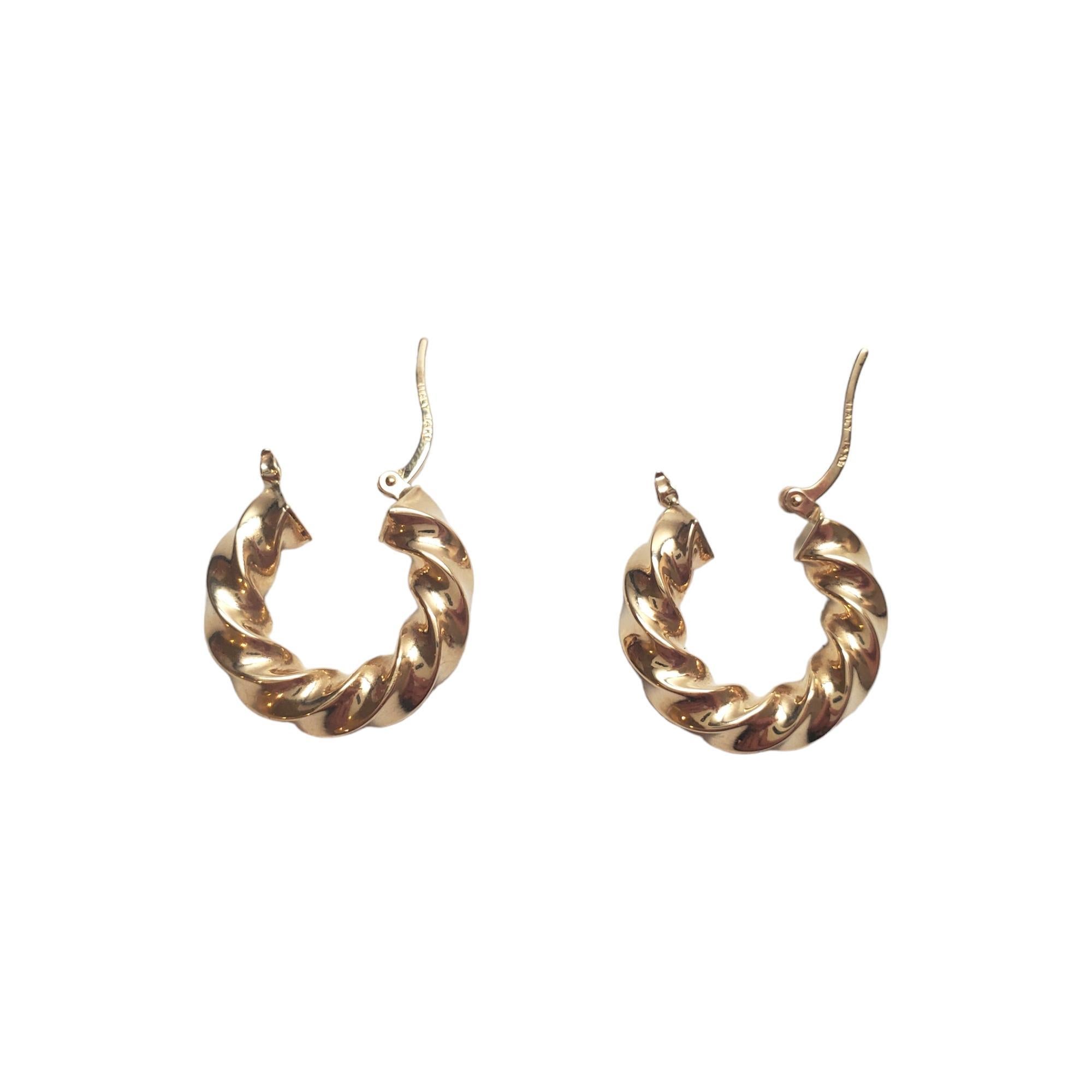 14K Yellow Gold Twisted Hoop Earrings #17630 In Good Condition For Sale In Washington Depot, CT
