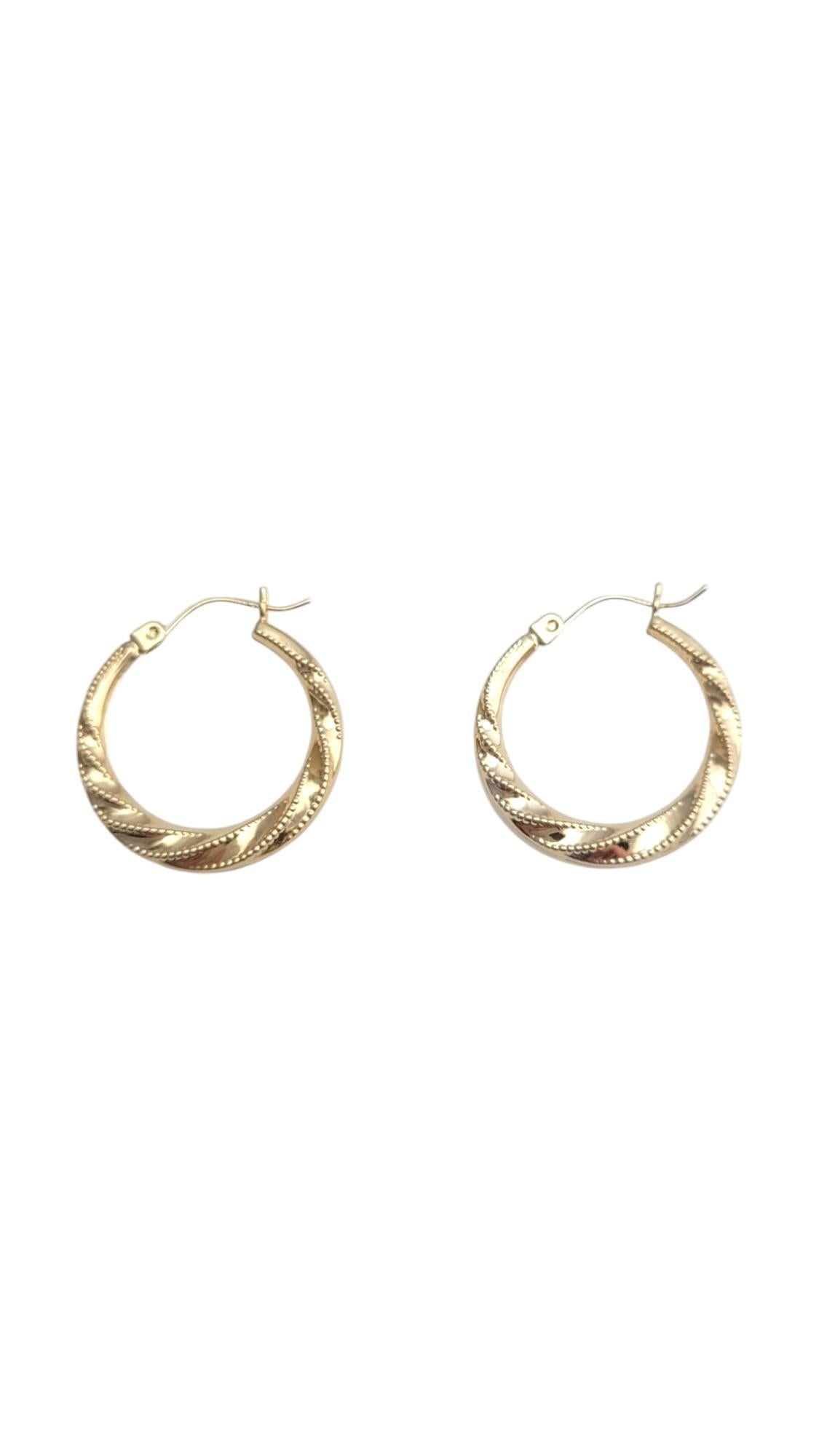 14K Yellow Gold Hoop Earrings

These meticulously detailed earrings feature a twisted bead design in 14K yellow gold.

Hallmark: 14K 555

Weight: 1.42 g / 0.9 dwt.

Size: 23.5 mm X 2.6 mm X 3.6 mm

Very good condition, professionally polished.

Will