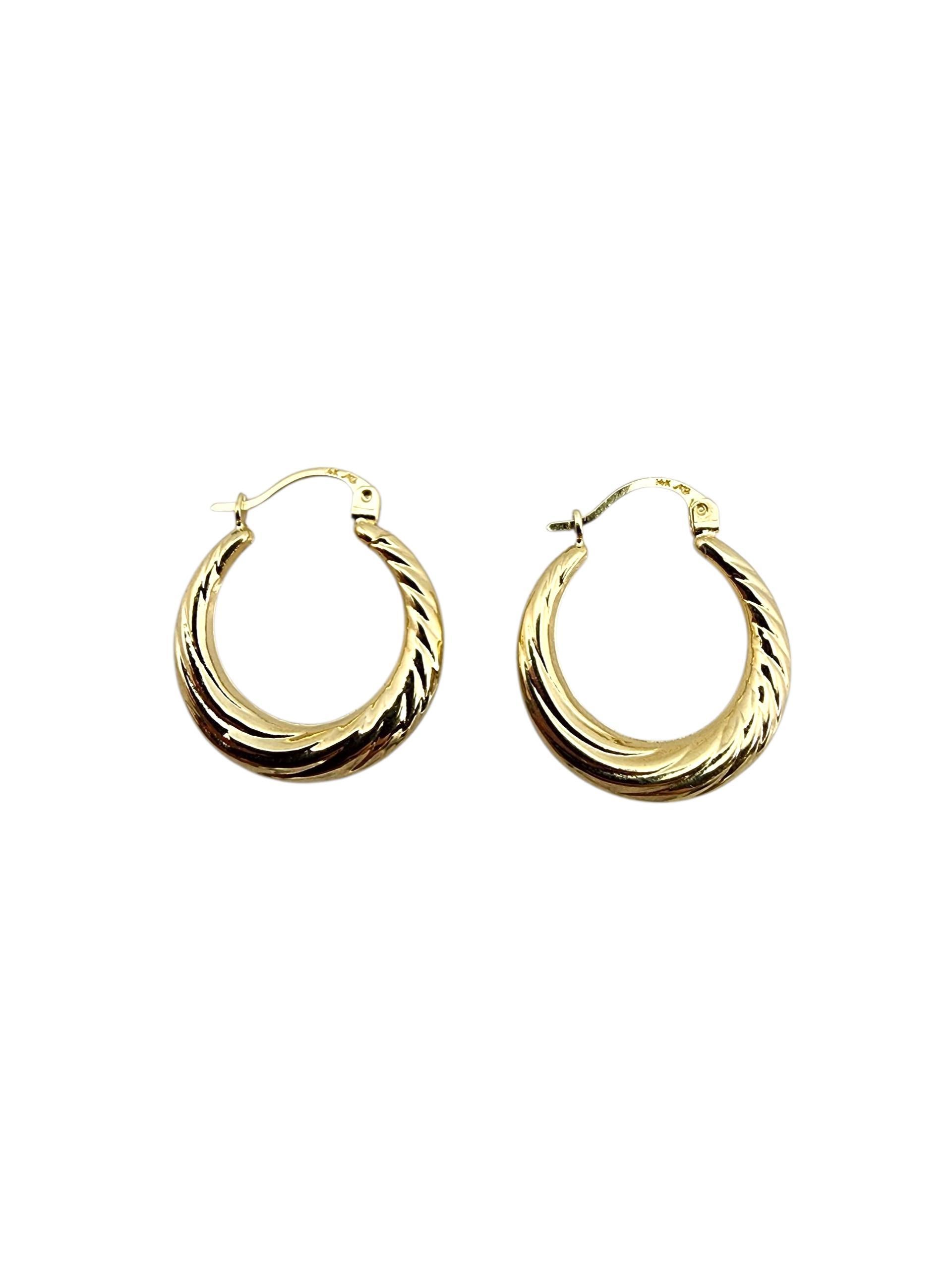 14K Yellow Gold Twisted Hoop Earrings-

14K yellow gold twisted hoop earrings with a textured design—classic with a stylish twist.

Size: 22 mm x 20.4 mm 
Thickness: 4.5 mm

Weight: 1.6 g/ 1.0 dwt

Stamped: 14K Ma

Very good condition,