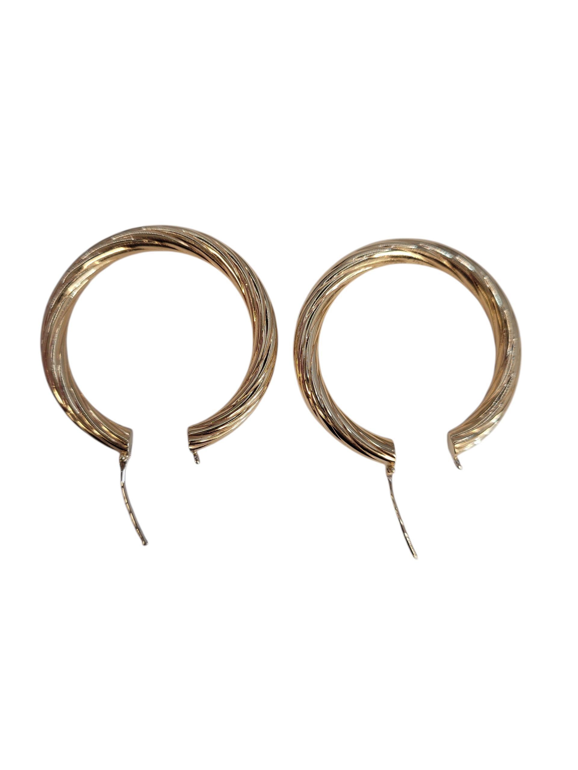 14k Yellow Gold Twisted Hoop Earrings

These 14k Yellow Gold Hoop Earrings feature a graceful and elegant twisted design that catches the light from every angle.

Hallmark: 14kt AU585

Weight: 11.1g/ 7.1dwt

Size: 41.6mm X 4.8mm X 4.7mm

Very good