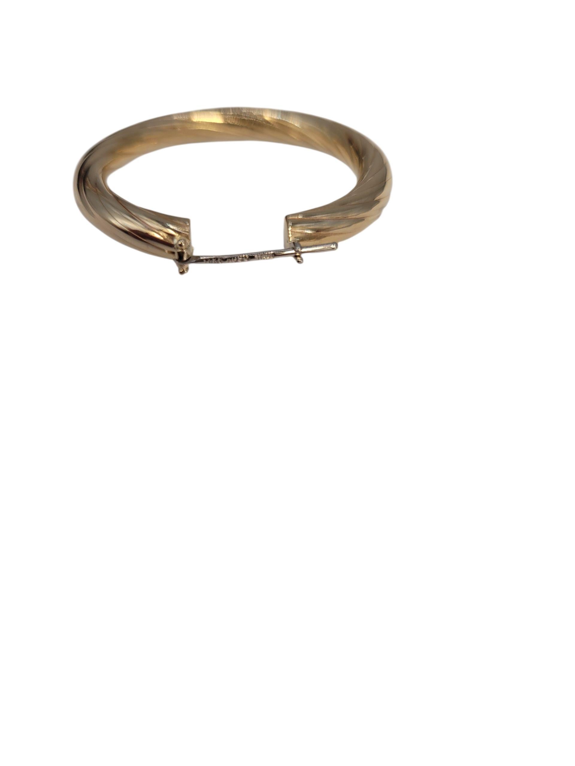 Donna 14k Yellow Gold Twisted Hoop Earrings #23204 in vendita