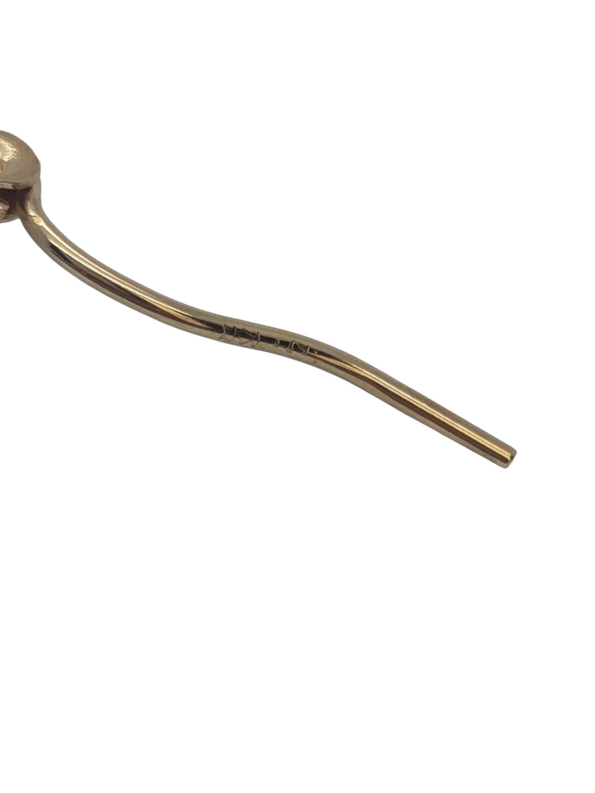 Boucles d'oreilles torsadées en or jaune 14K

Ces anneaux torsadés en or 14k captent magnifiquement la lumière sous tous les angles. Léger et parfait pour une utilisation quotidienne.

Poinçon : 14k

Poids : 3g / 1.9dwt

Taille : 38mm X 3mm /