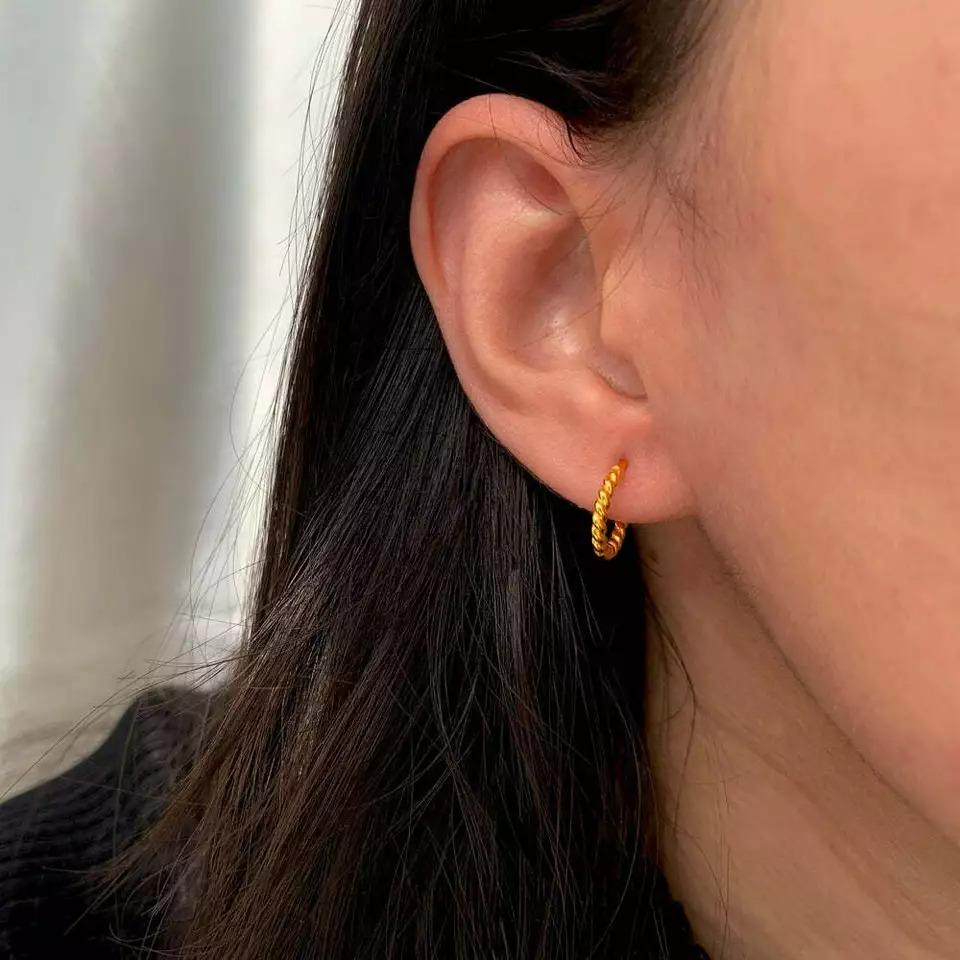 14K Yellow Gold Twisted Huggie Stud Earring In New Condition For Sale In Chicago, IL
