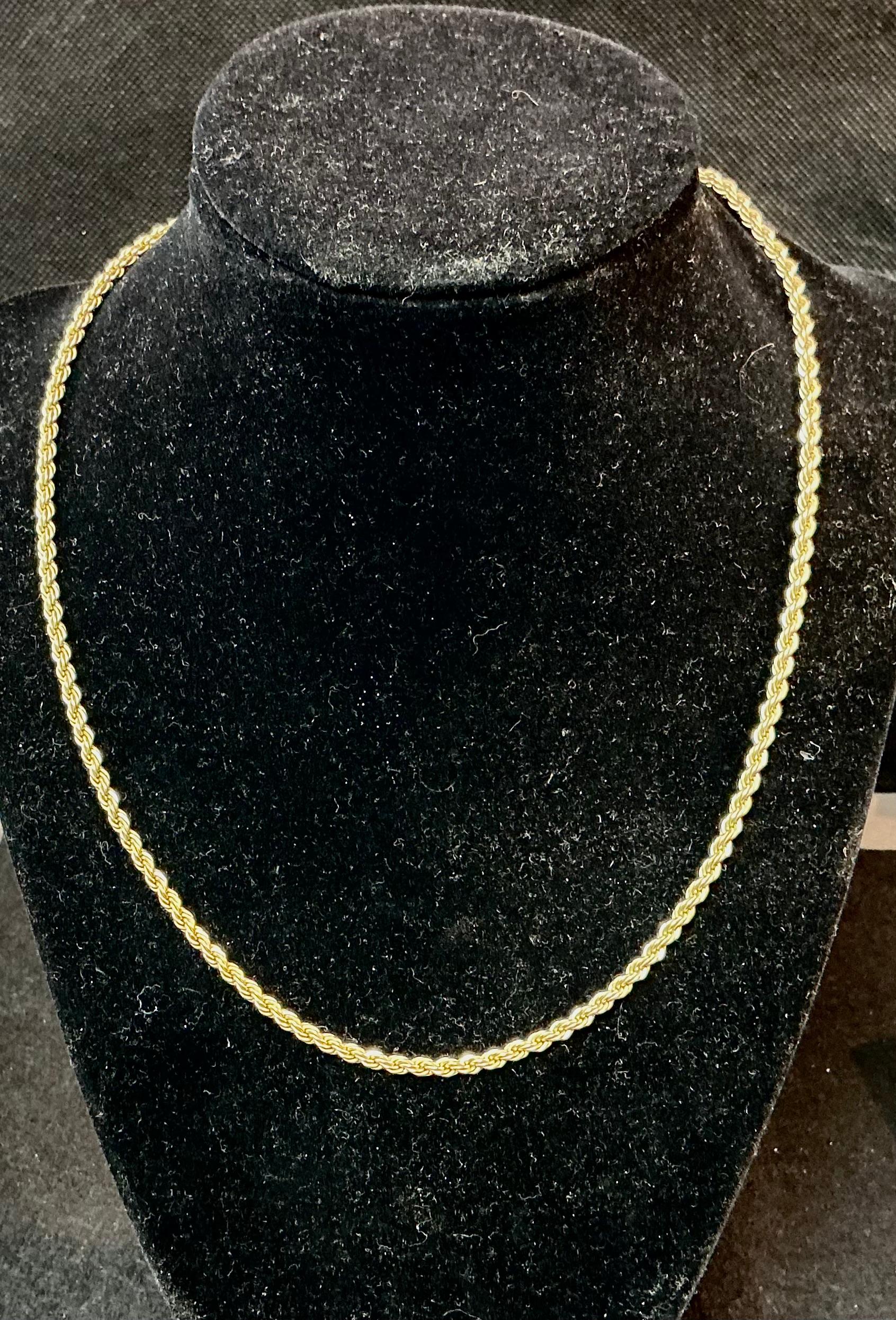 Collana a corda ritorta in oro giallo 14k. Chiusura sicura. Circa 12,35 grammi TW.  Circa 18 pollici di lunghezza. Marcato 14k. 
