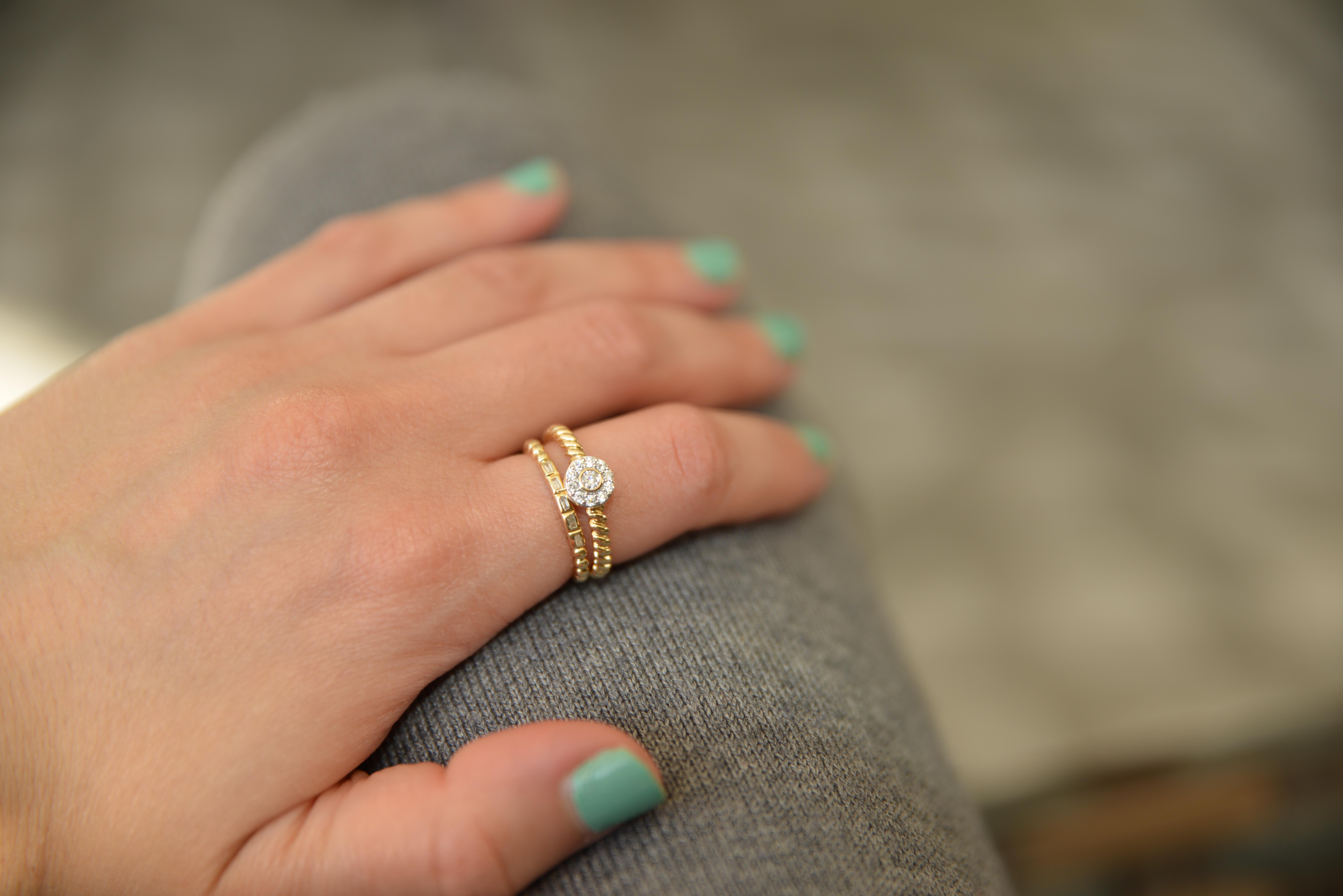 Entdecken Sie die stilvollen Designs unseres Modeschmucks mit diesem Diamantring mit Heiligenschein, der auf dem klassischen Design einer Seilkette basiert. Tragen Sie ihn als modischen Ring, als stapelbaren Ring oder als einzigartigen Ehering.

14