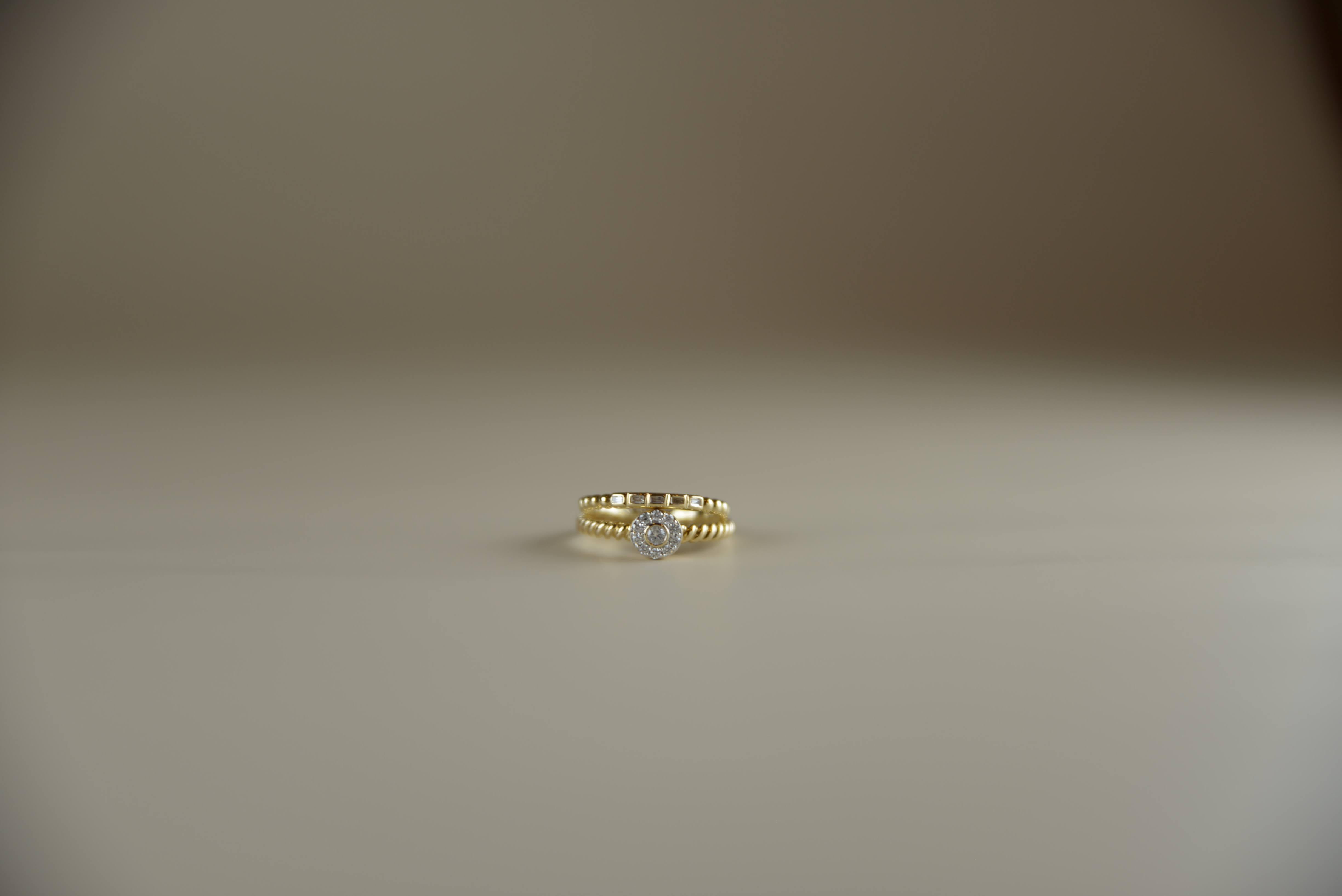 14 Karat Gelbgold Diamantring mit gedrehtem Seil im Zustand „Neu“ im Angebot in New York, NY