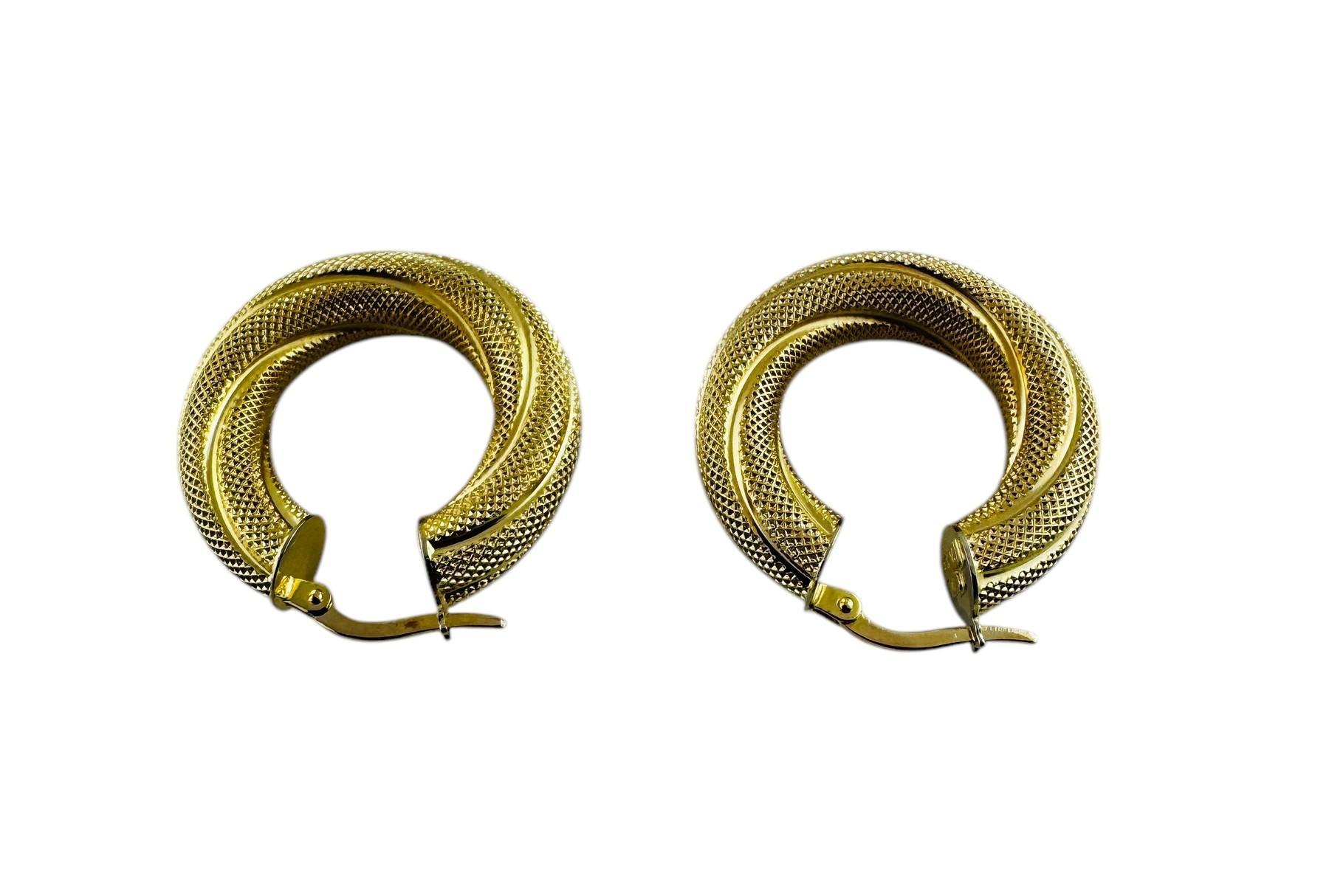 14K Yellow Gold Twisted Textured Hoop Earrings #20680 In Good Condition For Sale In Washington Depot, CT