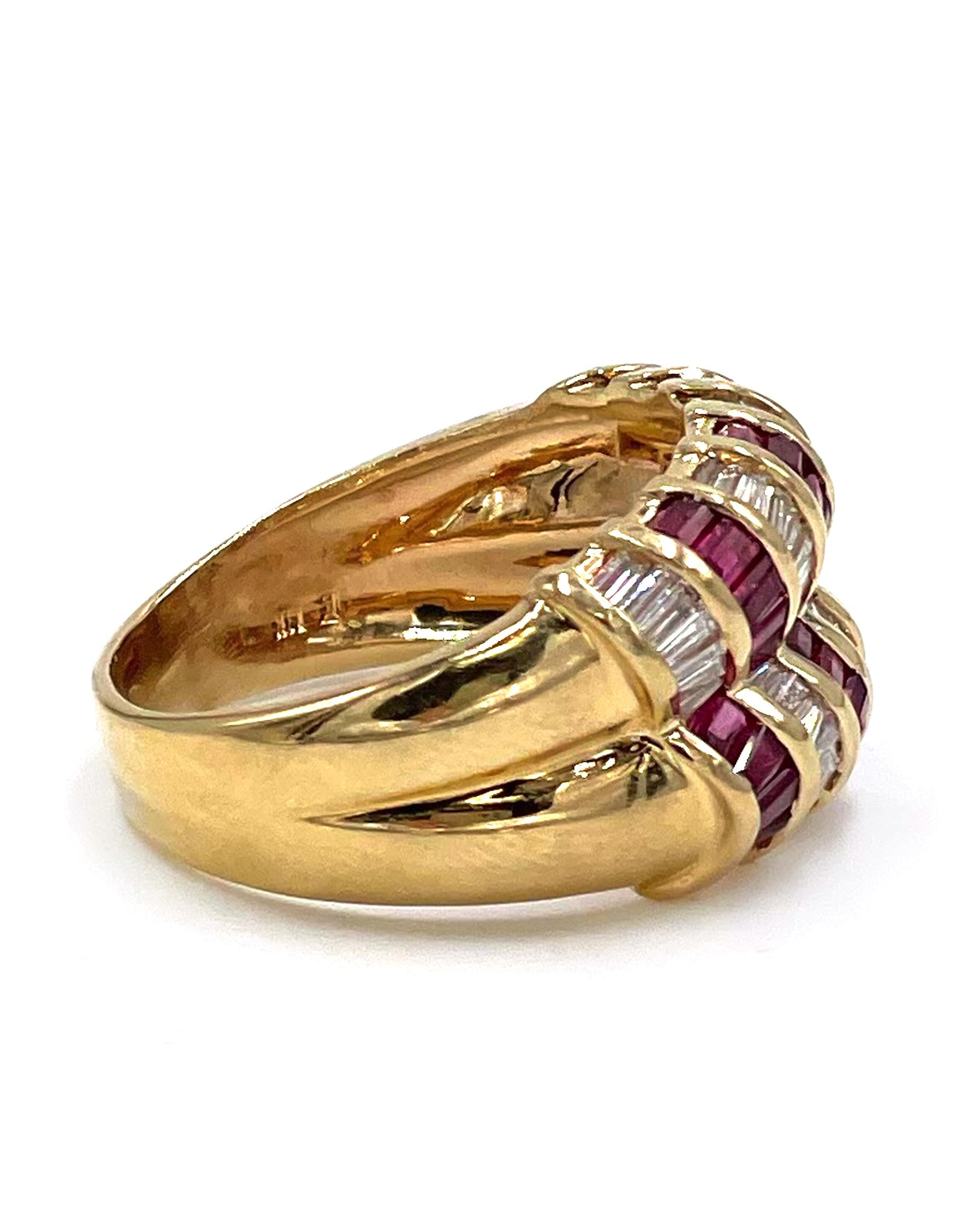 Taille baguette Bague main droite en or jaune 14 carats à deux rangées de rubis et de diamants baguettes en vente
