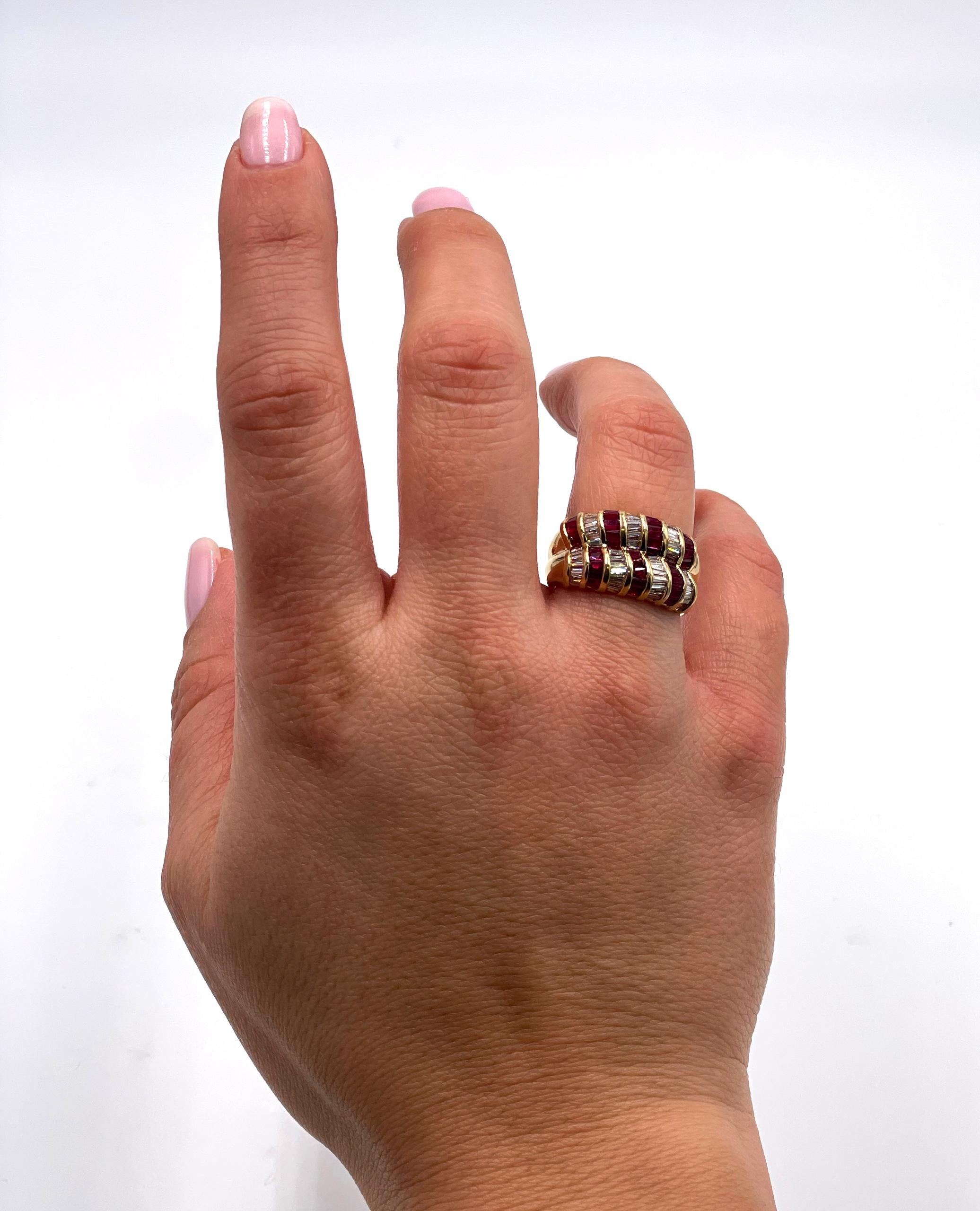 Bague de main droite Candy Cane en or jaune 14 carats à deux rangées de rubis et de diamants baguettes Neuf - En vente à Old Tappan, NJ