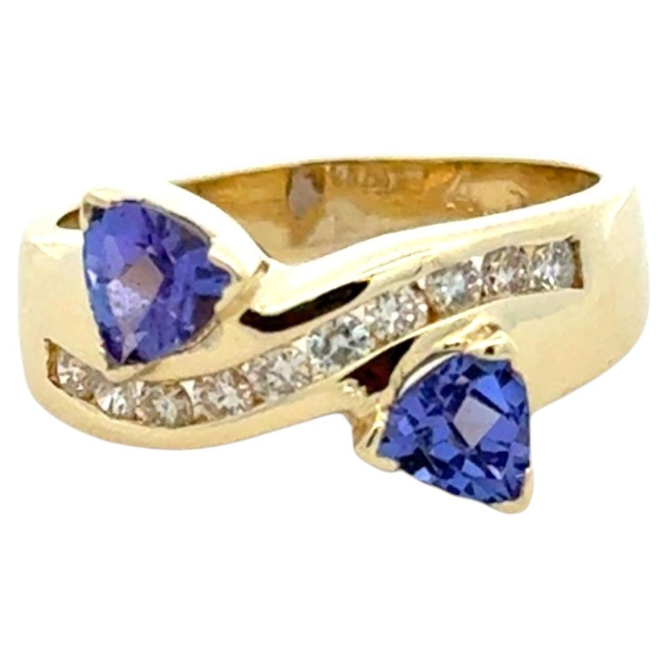 Ring aus 14-karätigem Gelbgold mit zwei Tansaniten und Diamanten (insgesamt 0,25 Karat)