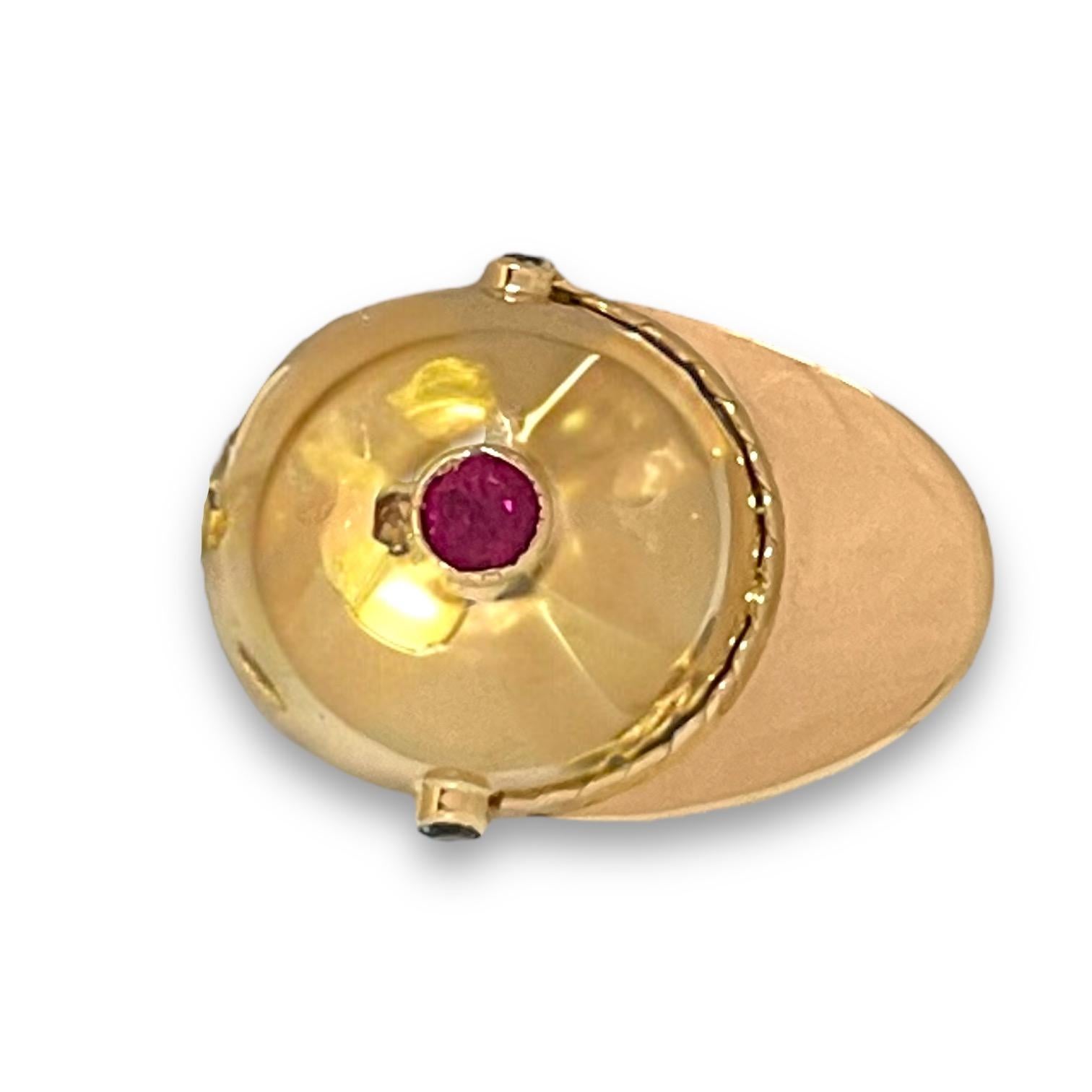 Un charm giocoso e lussuoso in oro giallo 14K a forma di berretto da baseball, impreziosito da due splendide gemme. L'intricato design bicolore e i dettagli strutturati rendono questo pezzo un'aggiunta unica ed elegante a qualsiasi collezione di