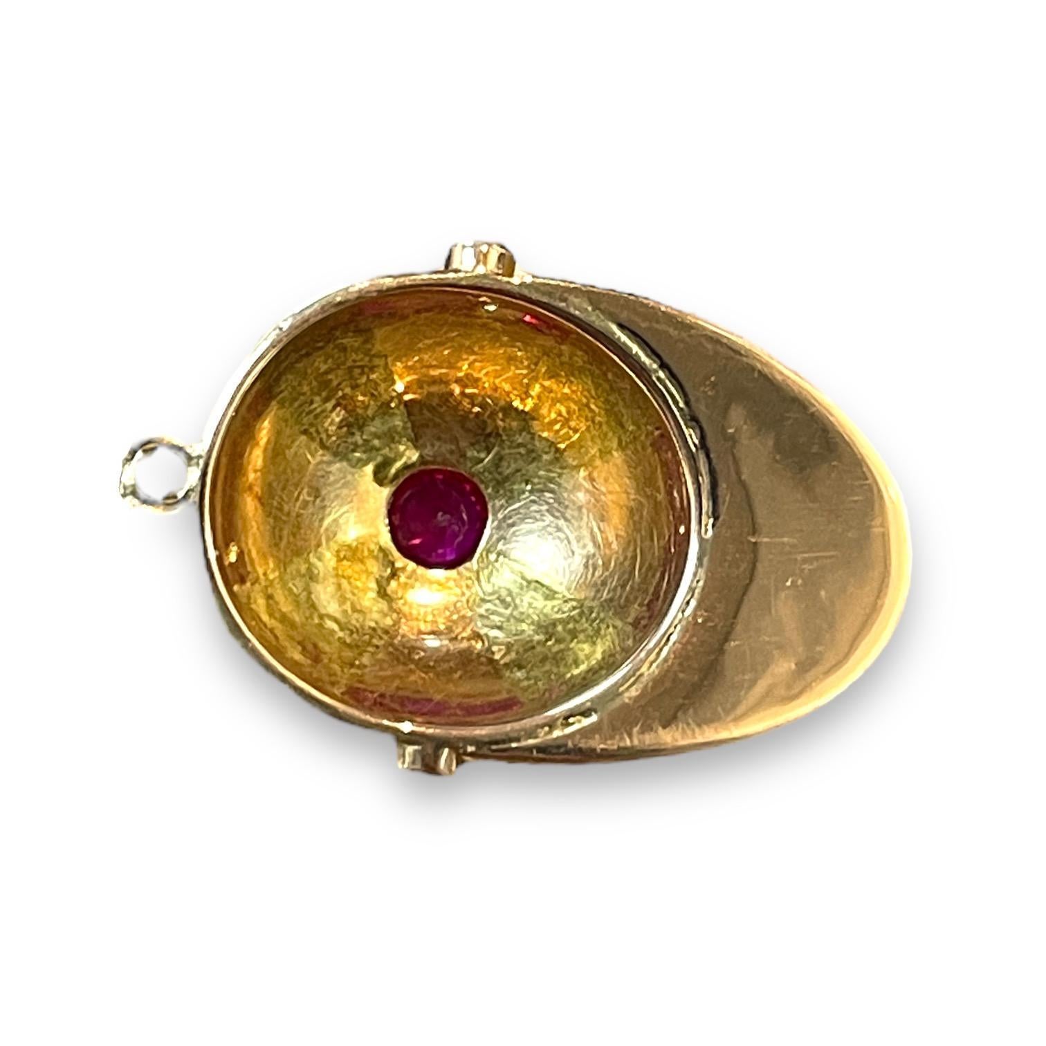 Charm per berretto da baseball in oro giallo 14K a due toni con pietre preziose In condizioni ottime in vendita a New York, NY