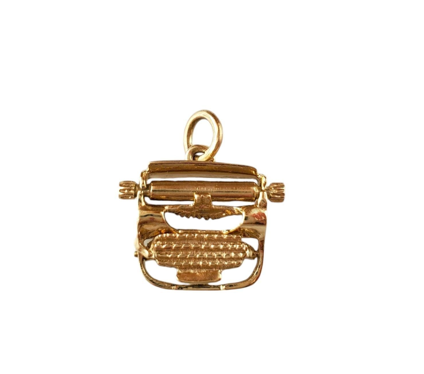 Vintage 14K Yellow Gold Typewriter Charm -

This vintage charm symbolizes the art of writing, and is crafted in intricately detailed 14K yellow gold    . 

Size: 18.44mm X 17.18mm

Weight: 1.8dwt/ 2.8g

Hallmark: 14K

Very good condition,
