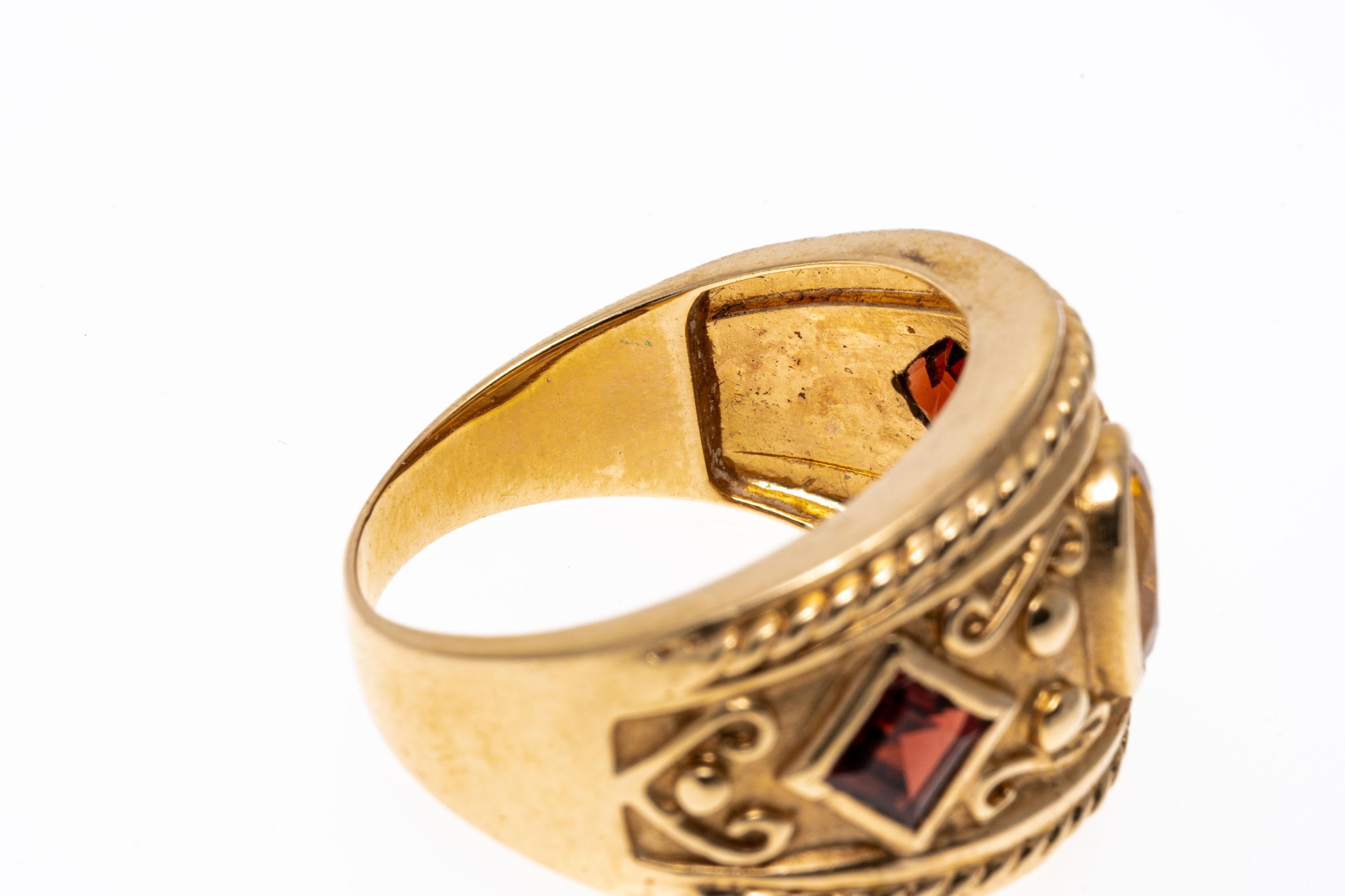 ring aus 14k Gelbgold. Dieser wunderschöne Ring ist ein ultrabreiter Kuppelring im etruskischen Stil mit einem ovalen, facettierten, blassgelben Citrin in der Mitte, ca. 0,50 CTS, eingefasst und flankiert von zwei quadratischen, facettierten,