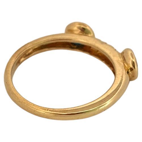 Cette élégante bague en or jaune 14k présente un design intemporel, mêlant la riche allure des saphirs à la brillance des diamants. Présentant environ 1,00 carat de saphirs ronds d'un bleu profond, les pierres sont solidement serties de part et