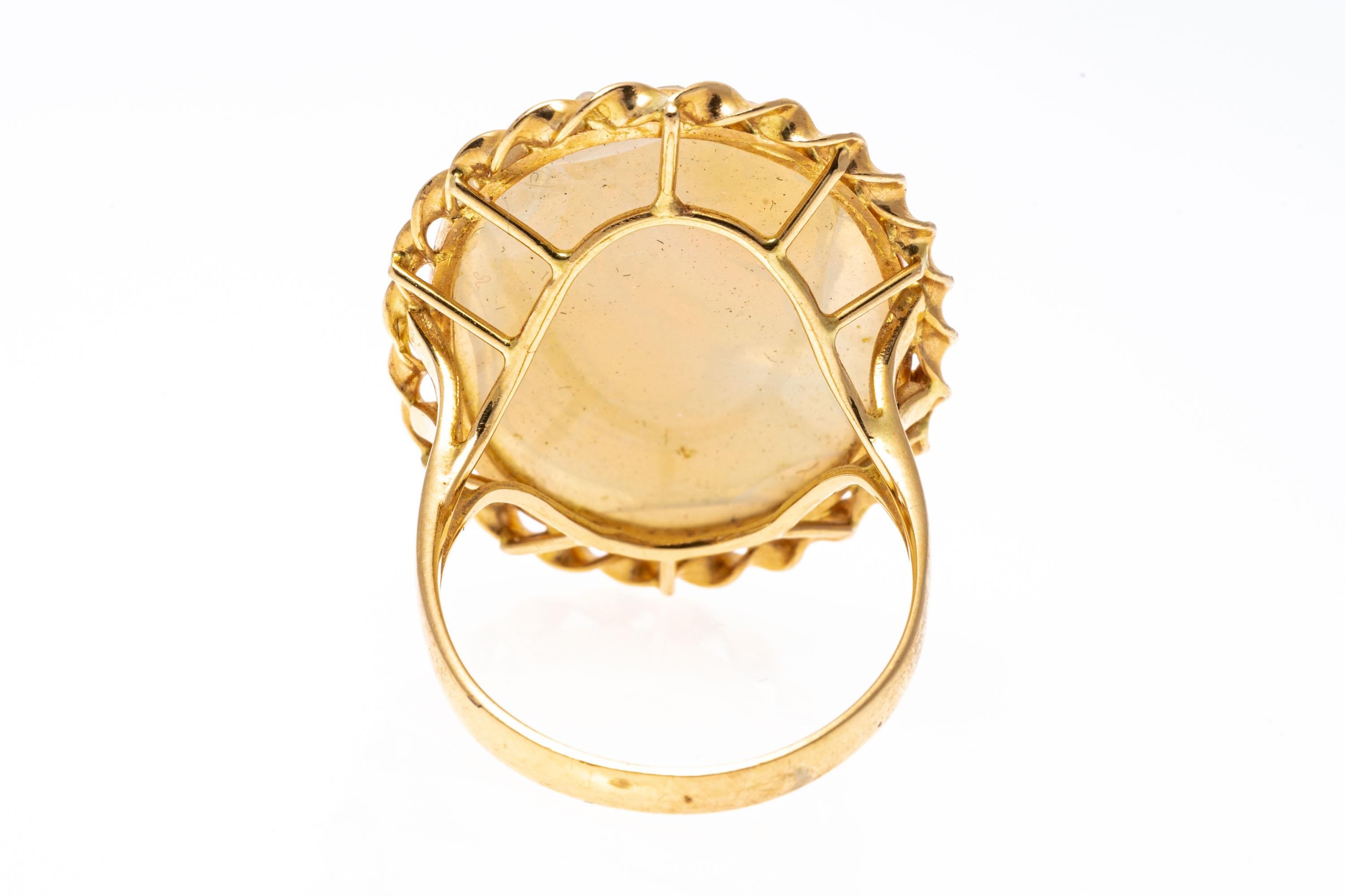 Rétro Bague en or jaune 14 carats avec camée opale ovale orienté vers la gauche, inhabituel en vente