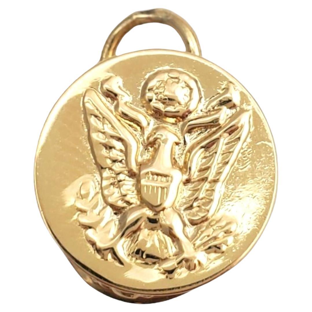 Vintage 14 karat yellow gold U.S. Army cap charm -

This U.S. Army cap pendant showcases the iconic army emblem, embodying strength, unity and service. 

Size: 12.79mm x 5.54mm

Stamped: 14K

Weight: 1.66 gr./ 1.06dwt.

Very good preowned condition.