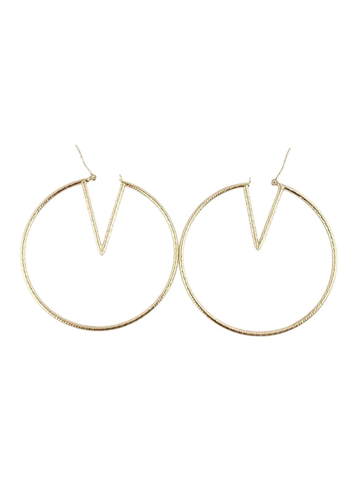 Orecchini a cerchio a V in oro giallo 14K.

Questi orecchini a cerchio a V in oro giallo 14K aggiungono brillantezza a qualsiasi outfit, in qualsiasi giorno!

Punzone: 14k RL

Peso: 2,1g / 1,4dwt

Dimensioni: 50 mm X 1,5 mm / Appendi circa 2