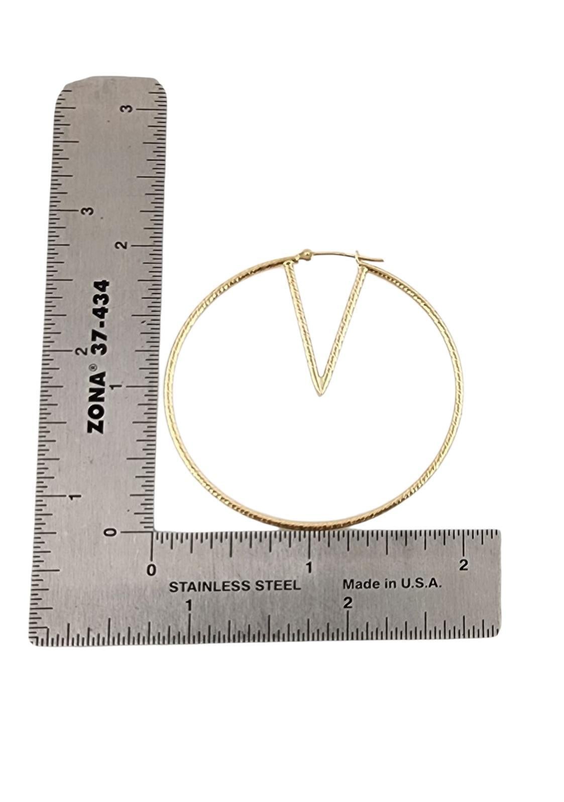 Orecchini a cerchio a V in oro giallo 14K #24010 in vendita 1