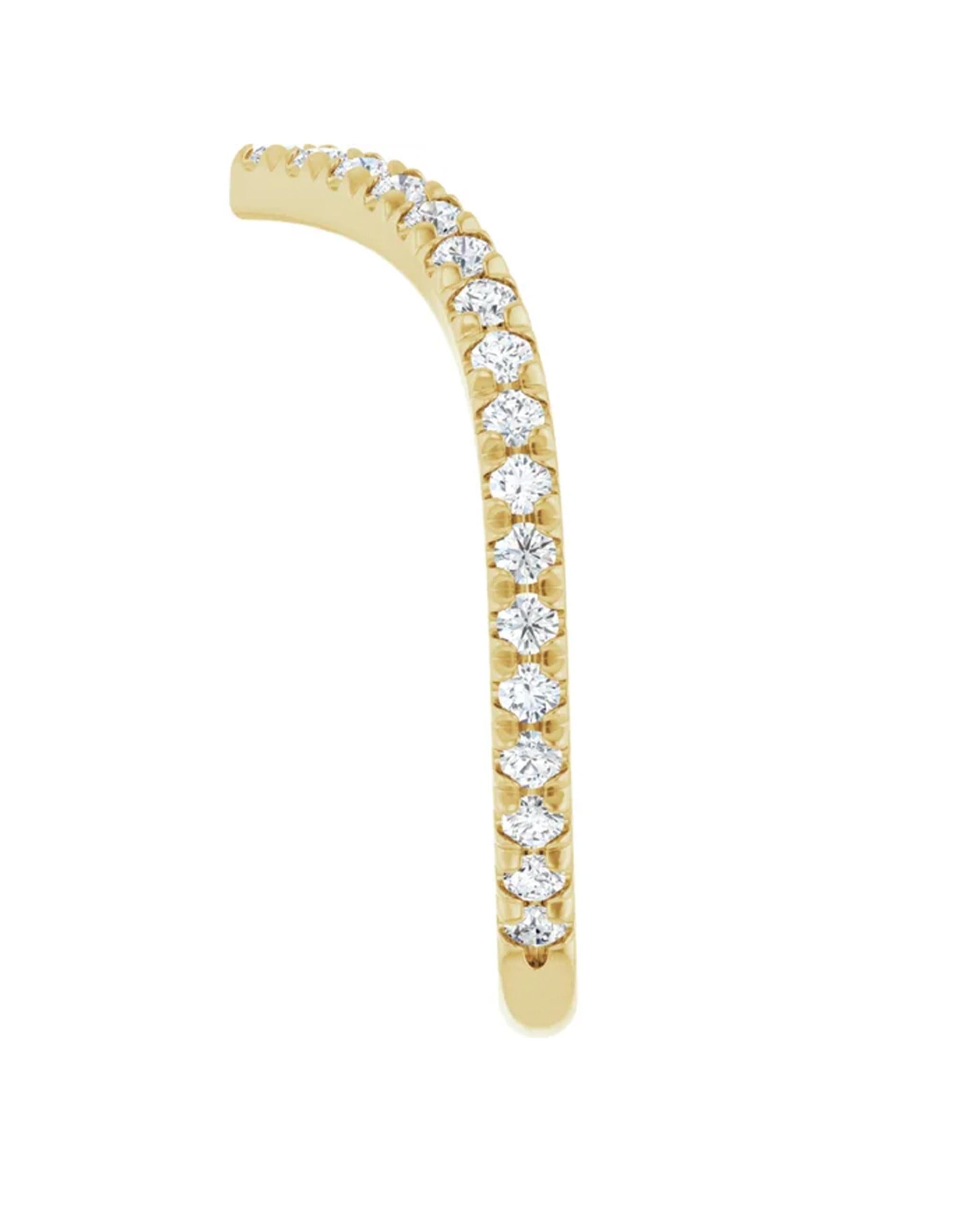 14K Yellow Gold V-Shaped Contour Band with Round Diamonds In New Condition For Sale In Old Tappan, NJ