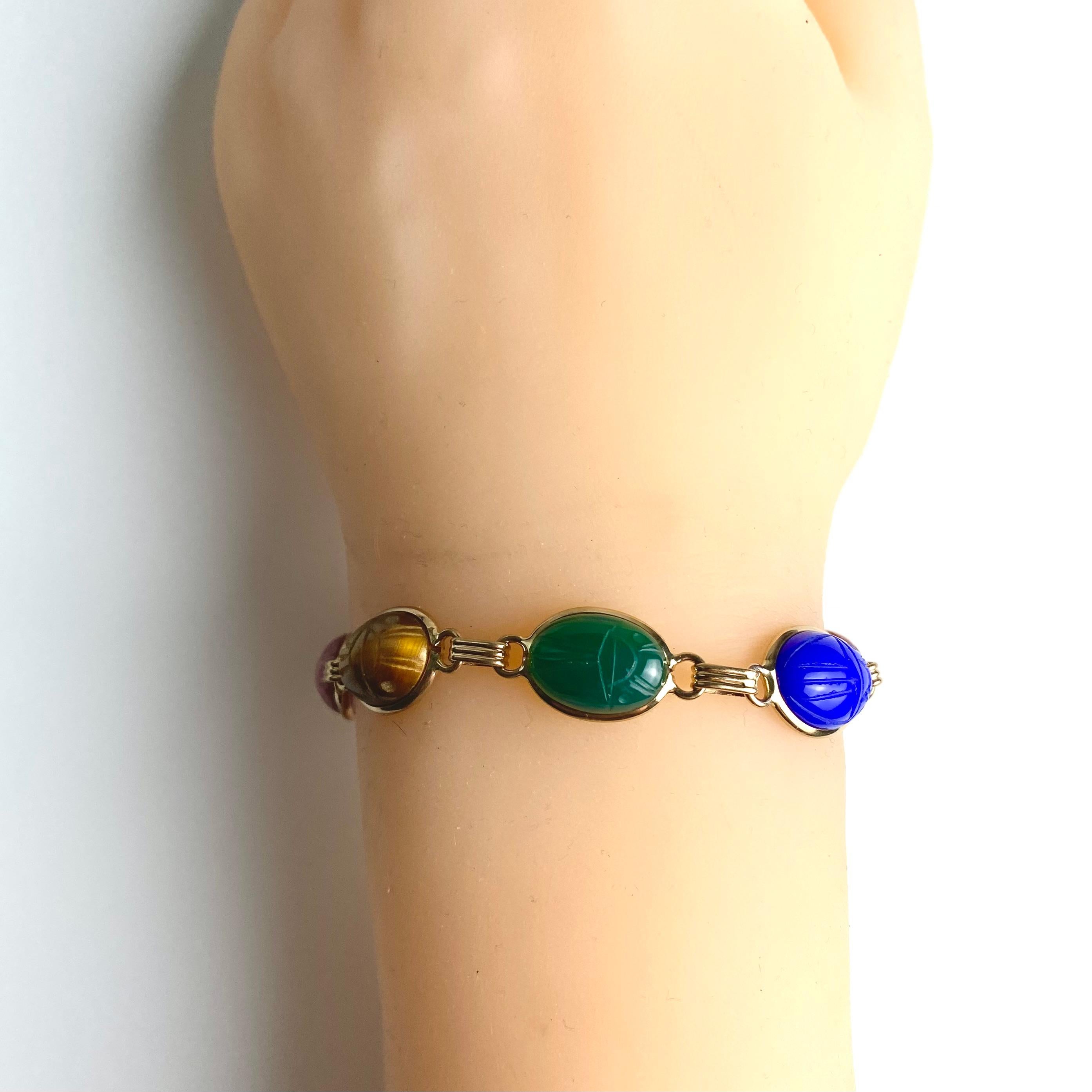 Contemporary 14K Yellow Gold Vibrant Carved Gemstones Scarab Bracelet 7 Inch For Sale