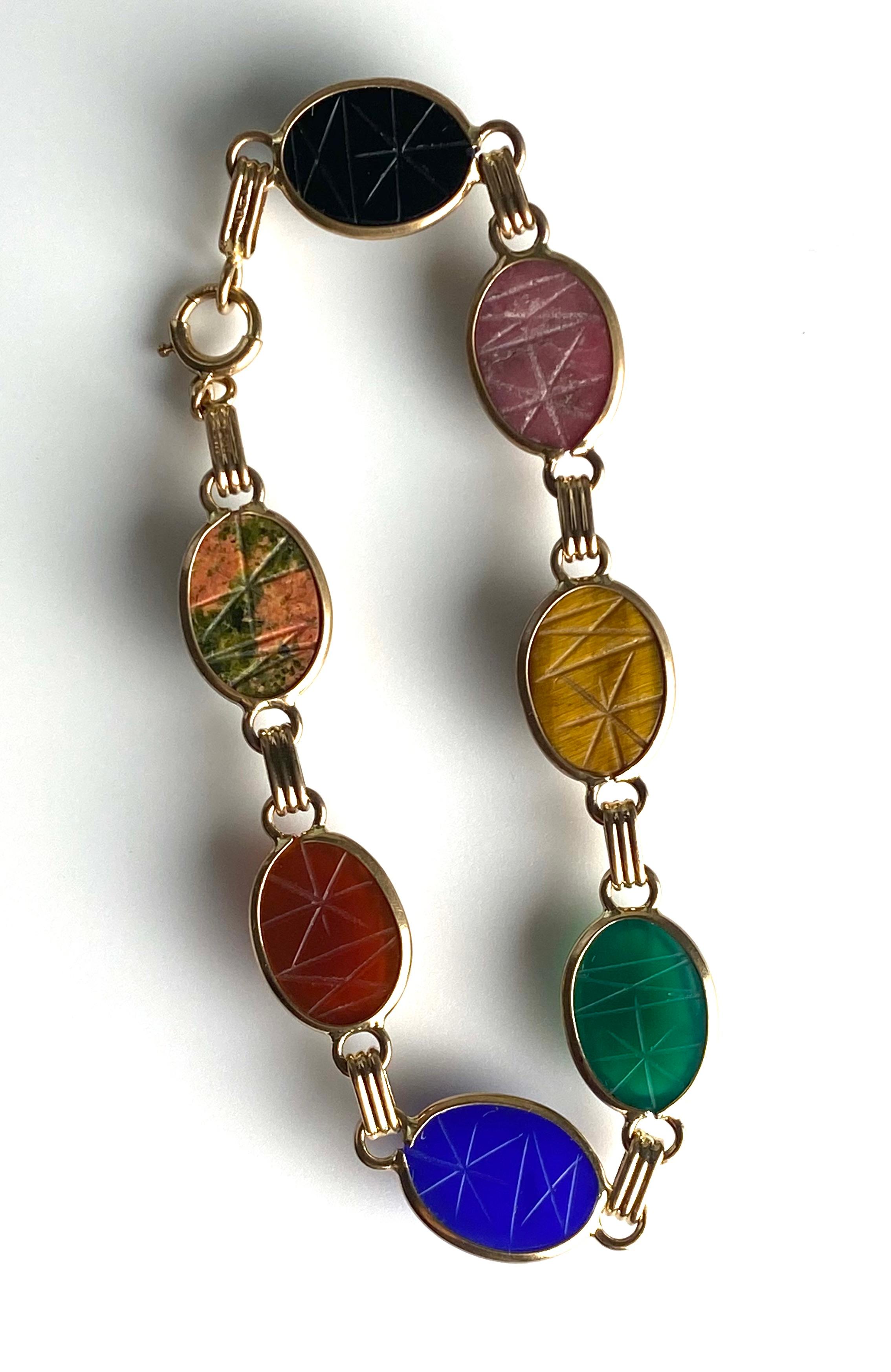 14K Yellow Gold Vibrant Carved Gemstones Scarab Bracelet 7 Inch In Good Condition For Sale In New York, NY