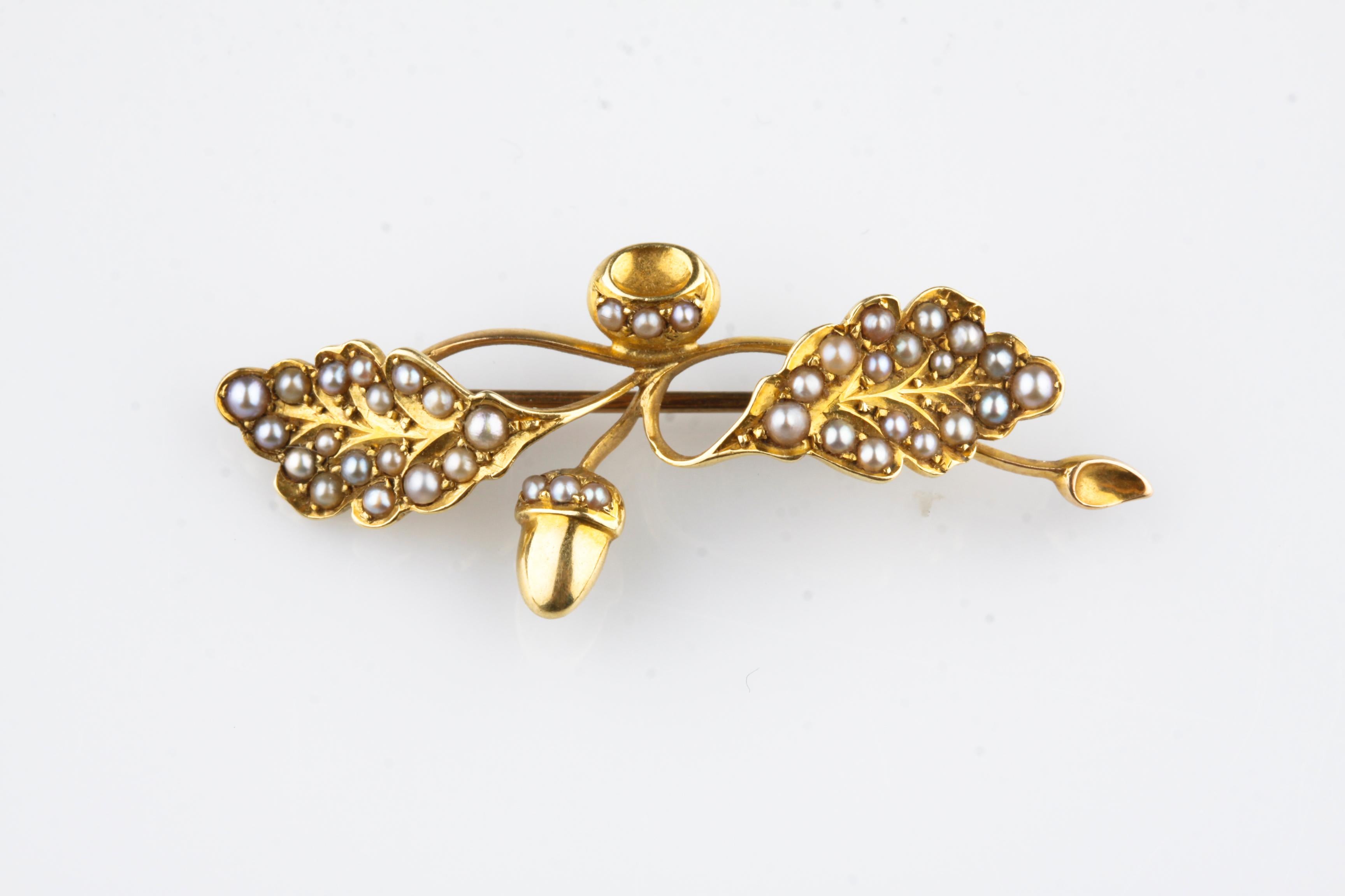 Gorgeous Seed Pearl Brooch
Imitates Oak Leaves and Acorns
Length of Brooch = 19 mm
Width of Brooch = 39 mm
Total Mass = 4.4 grams
Piece is in Good Condition. Shows Few Signs of Aging or Wear.
Gorgeous Piece!