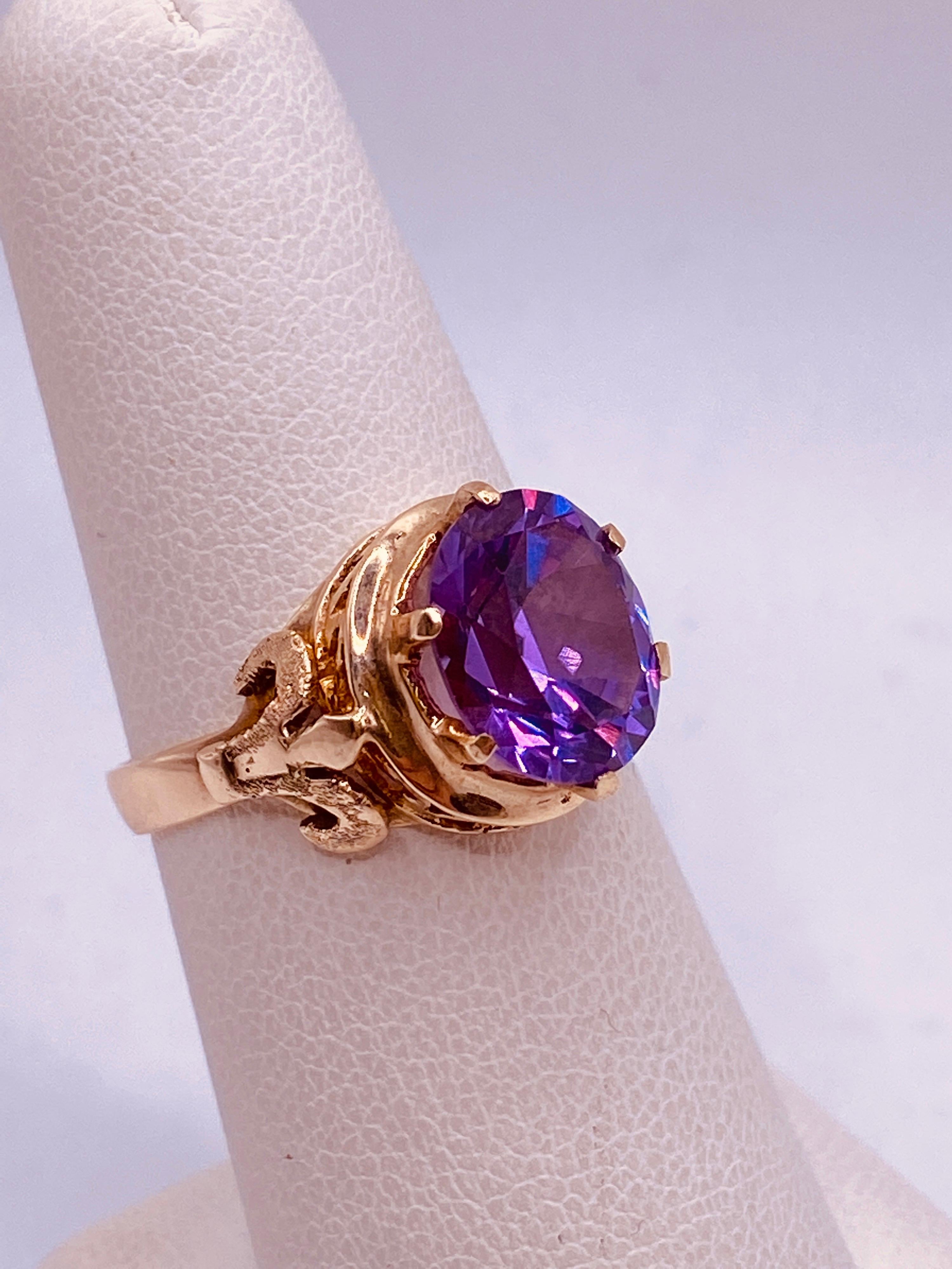 14k yellow gold Victorian style amethyst ring with fluer de lis setting. 2.0dwt. Size 7. 