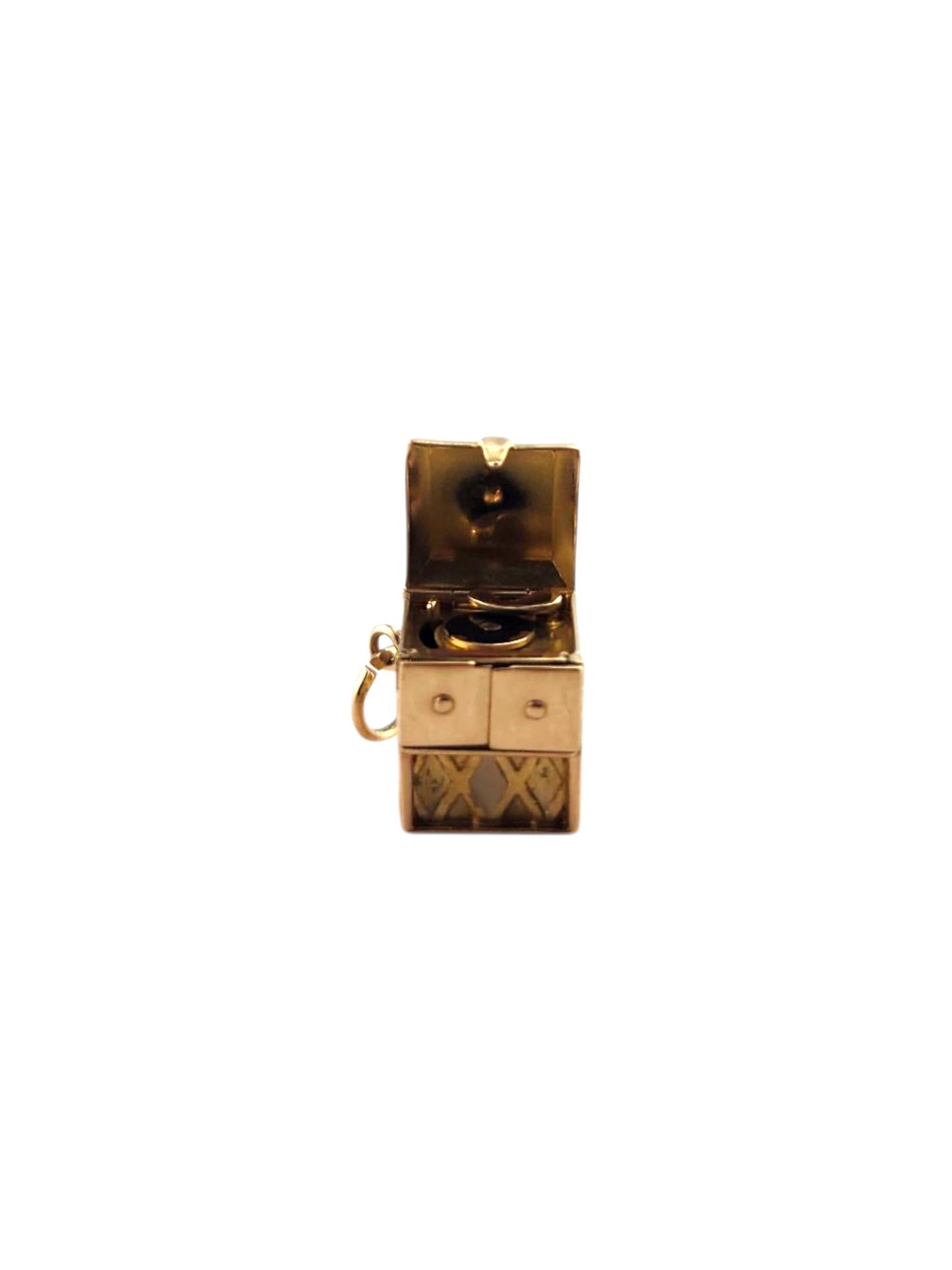 14K Yellow Gold Victrola Phonograph Charm -

This 14K yellow gold victrola phonograph charm is a nostalgic nod to classic vinyl and timeless tunes. Intricately detailed, it captures the vintage charm of a turntable in gleaming gold—perfect for music