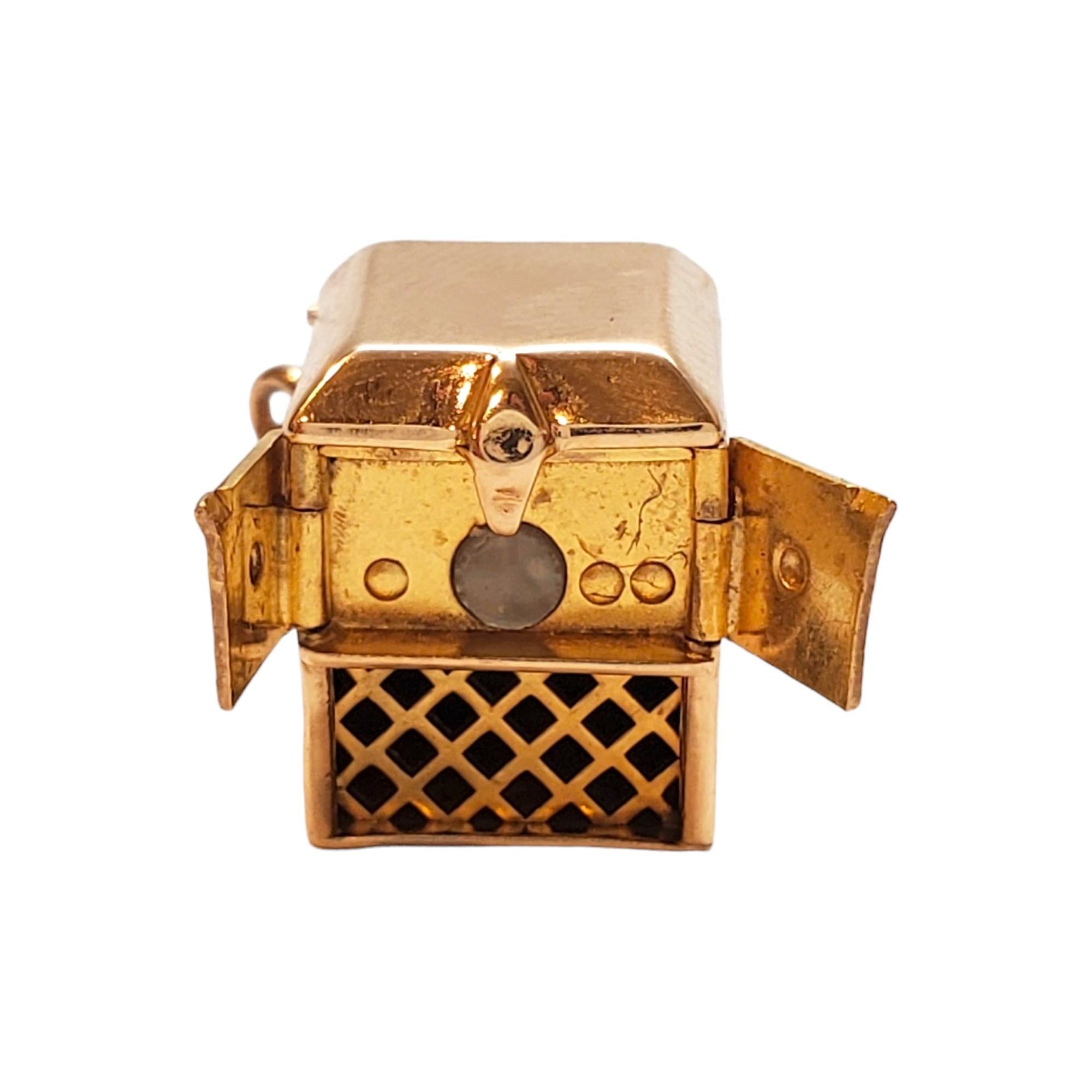 14K Yellow Gold Victrola Phonograph Stanhope NYC Charm

Let your style hit all the right notes with our 14K Yellow Gold. Charm depicts a Victrola Phonograph with articulating doors. 

Stanhope viewer shows the NY skyline with Empire State