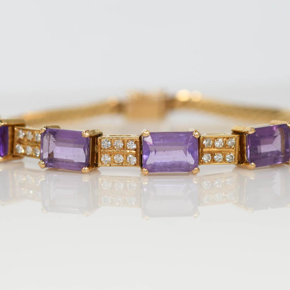 Damen Vintage Amethyst und Diamant-Armband mit 14k Gelbgold Einstellung.
Gestempelt 14k und wiegt 10,3 Gramm.
Es sind fünf Amethyste im Smaragdschliff, insgesamt etwa 5,00 Karat.
Die Diamanten sind runde Brillantschliffe, 0,50 Karat insgesamt, Farbe