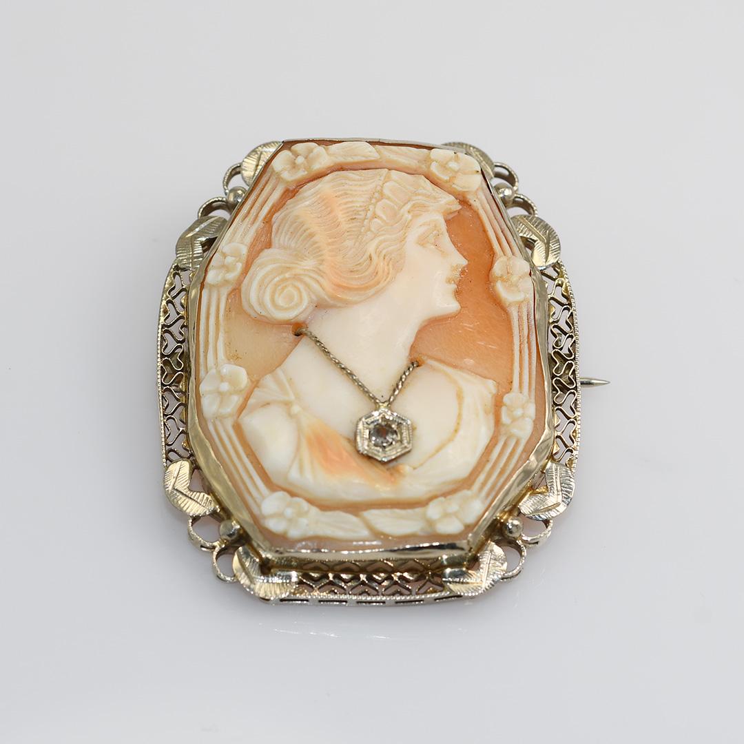 14K Yellow Gold Vintage Cameo Brooch, 9 gr In Excellent Condition In Laguna Beach, CA