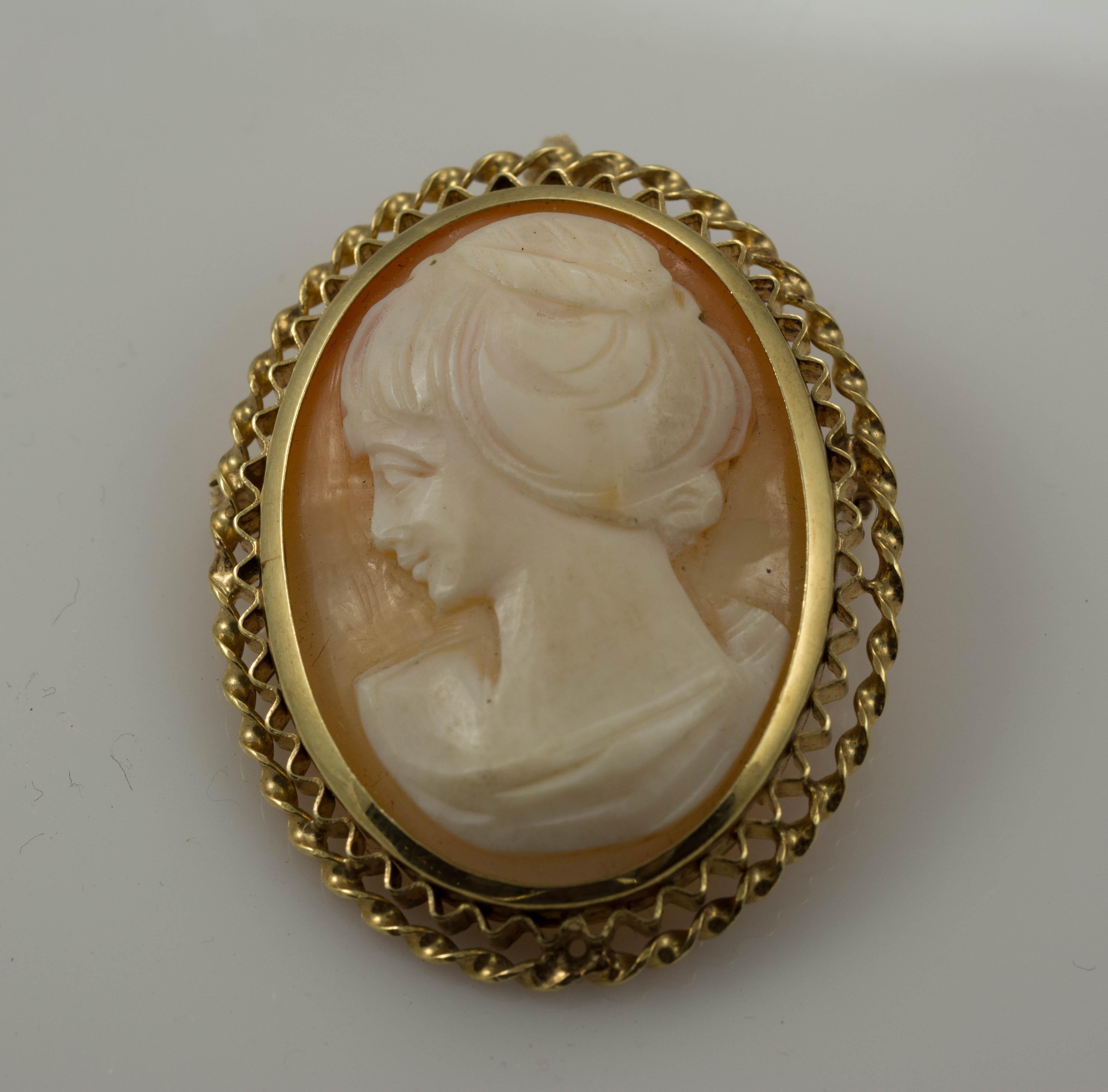 Vintage cameo brooch in 14k yellow gold.
Cameo Lady Bust Left, Short Hair.
11.1 Grams overall.
1 1/4