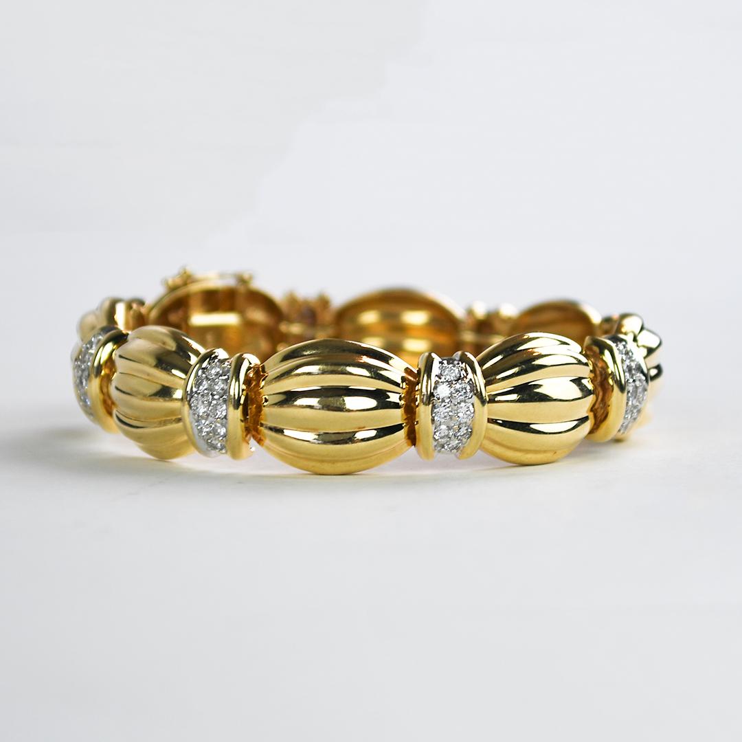 Bracciale vintage in oro giallo 14k e diamanti.
Timbrato 14k e pesa 48,9 grammi.
I diamanti sono tagli tondi brillanti, per un totale di 2.00 carati, colore da H a i, purezza Si.
Il bracciale misura 7 pollici di lunghezza e 1/2 pollici di