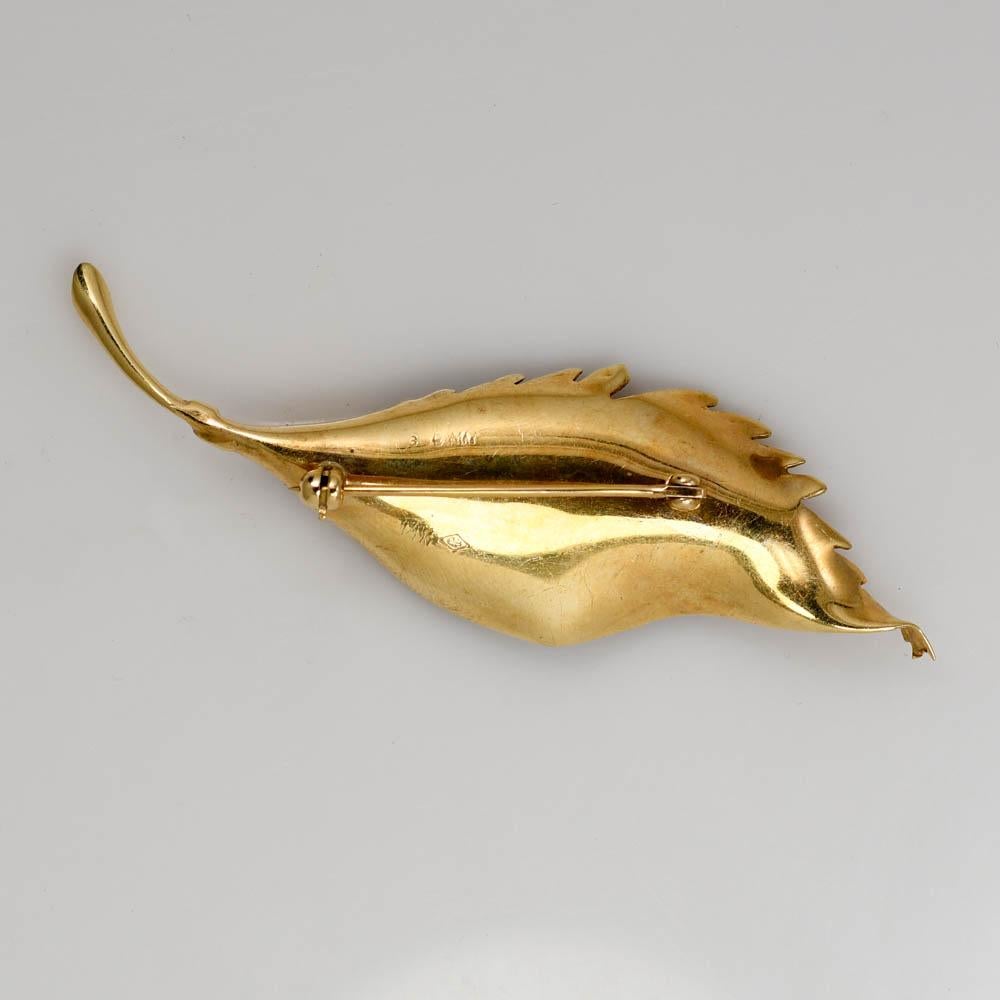 14K Yellow Gold Vintage Diamond Floral Brooch 8.9g In Excellent Condition For Sale In Laguna Beach, CA