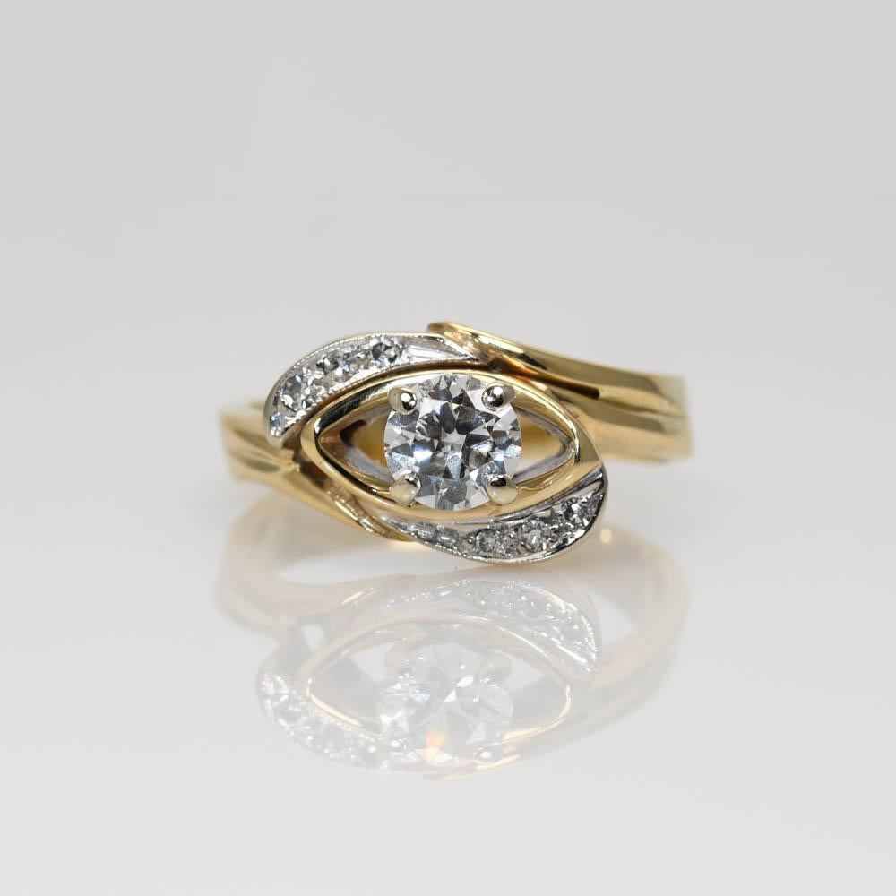 El diamante central es de talla de transición y pesa 0,45 ct. 
Claridad SI1-SI2, Color I-J.
Hay seis diamantes talla única de 0,01 ct alrededor 
pesa 3,8gr
talla 5 1/2
pruebas 14k
Puede aumentarse o reducirse una talla por un precio adicional