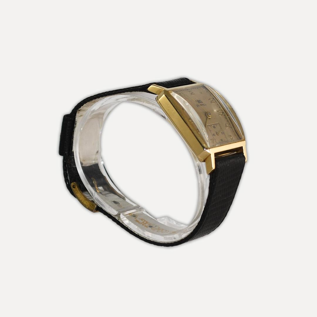Vintage Herrenarmbanduhr von Ebel mit Gehäuse aus 14 Karat Gelbgold.
Die Innenseite des Gehäuses ist mit Ebel 14k gestempelt.
Das Gehäuse besteht aus etwa 10 Gramm 14-karätigem Gold. 
Die Gehäusebreite beträgt 26 mm.
Das Uhrwerk ist ein 17-steiniges