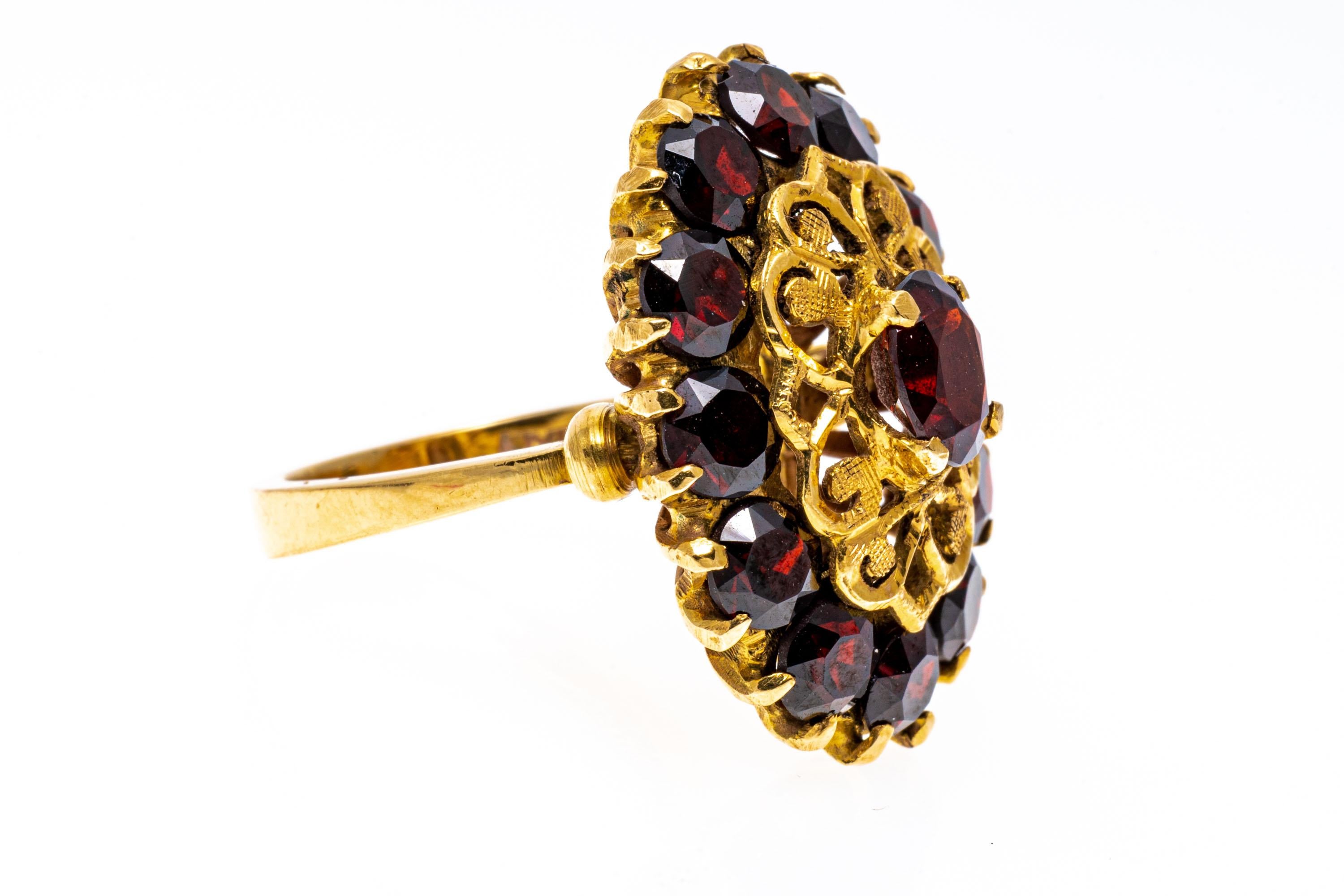 Taglio ovale Anello da cocktail in oro giallo 14k con filigrana vintage e granato a grappolo in vendita