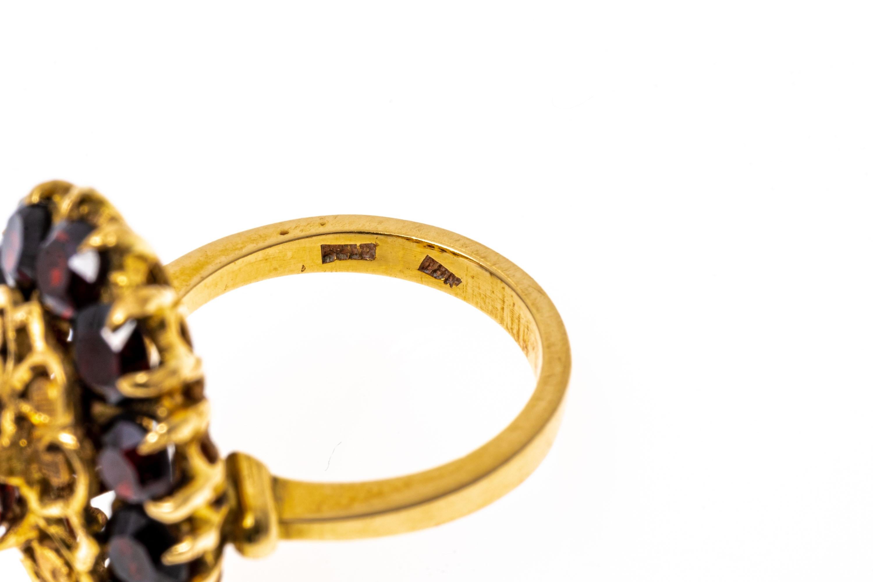 Anello da cocktail in oro giallo 14k con filigrana vintage e granato a grappolo In condizioni buone in vendita a Fairfield, CT