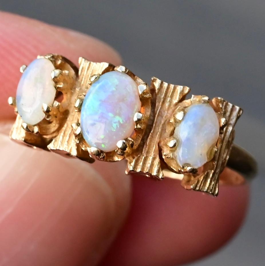 14K Yellow Gold Vintage Gorgeous Opal Ring For Sale 2