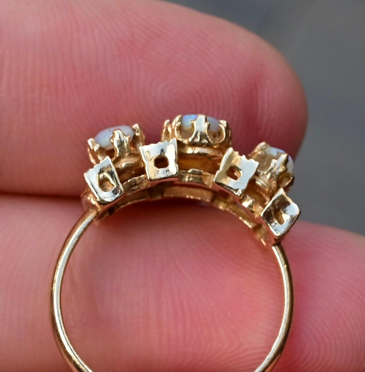 14K Yellow Gold Vintage Gorgeous Opal Ring For Sale 4